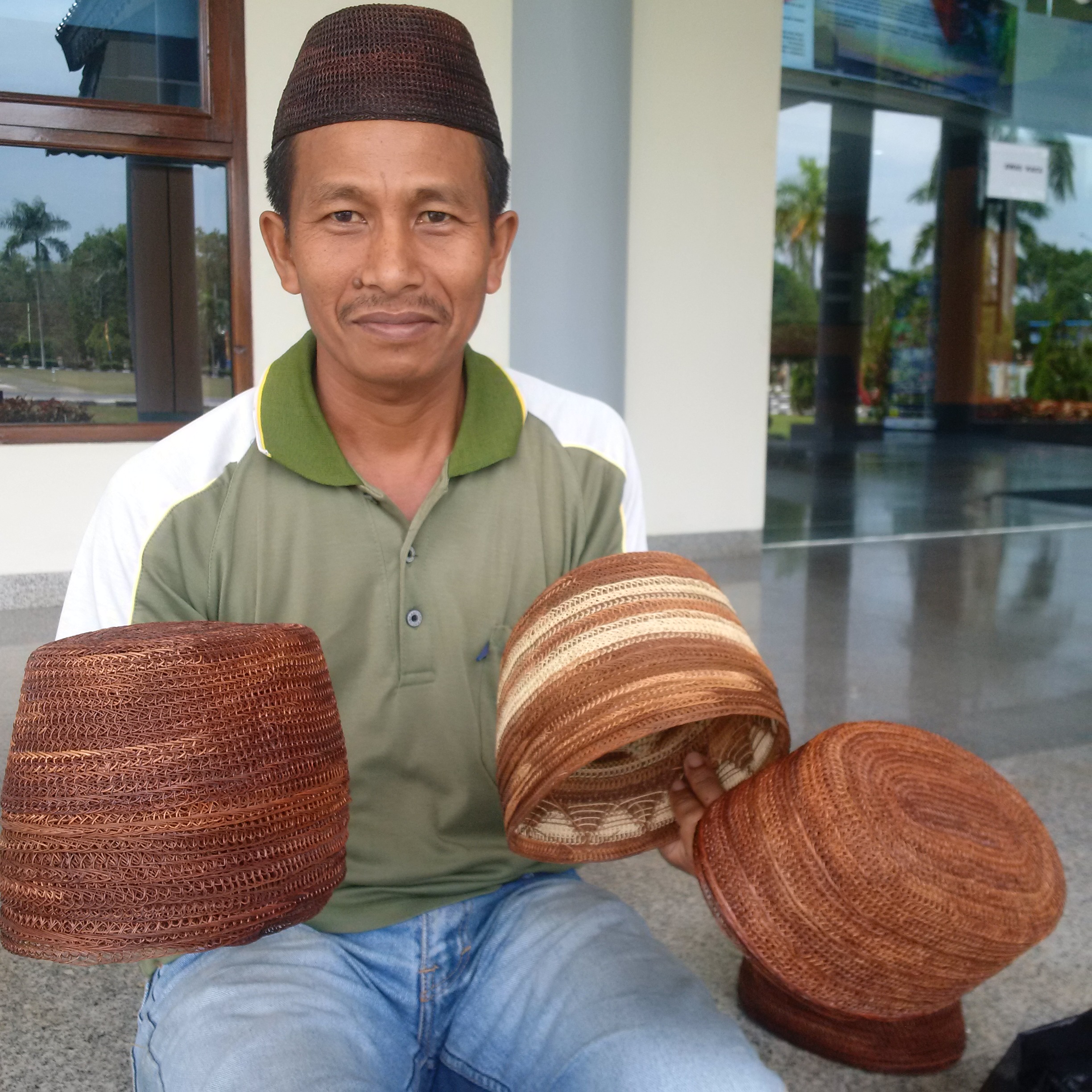 Seorang perajin menunjukkan kopiah Resam khas Bangka Belitung yang kini diwajibkan dipakai para ASN setiap Kamis-Jumat. 