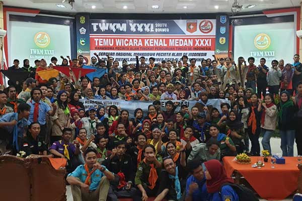 Mapala se-Indonesia mendeklarasikan kawasan Pegunungan Meratus bebas dari aktivitas tambang.