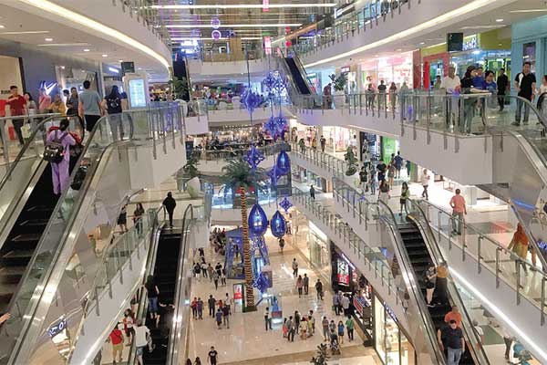 Suasana keramaian pusat perbelanjaan di kawasan Grogol, Jakarta.