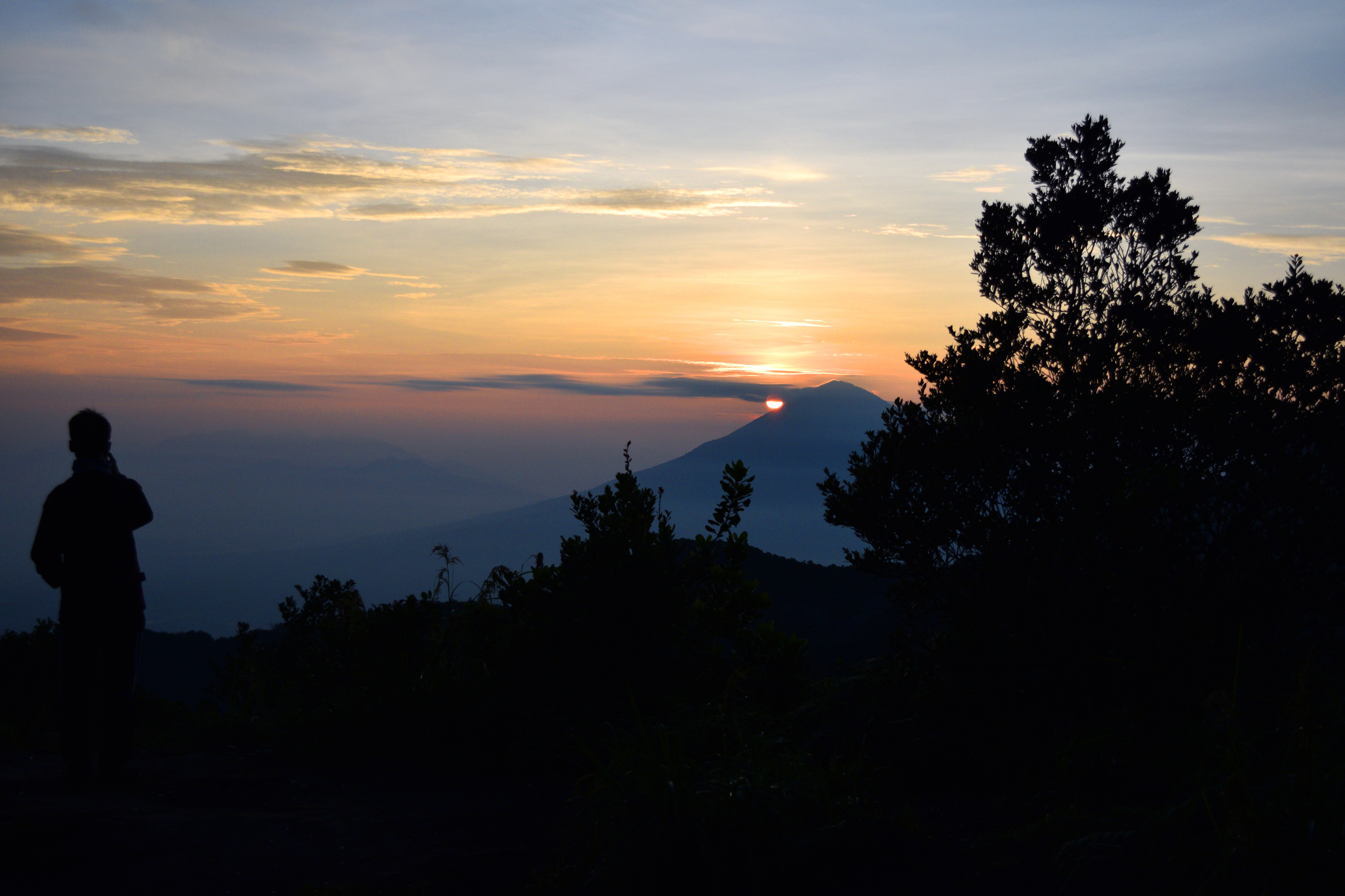 Pemandangan matahari terbit di puncak Gunung Cikuray, Garut, Jawa Barat.