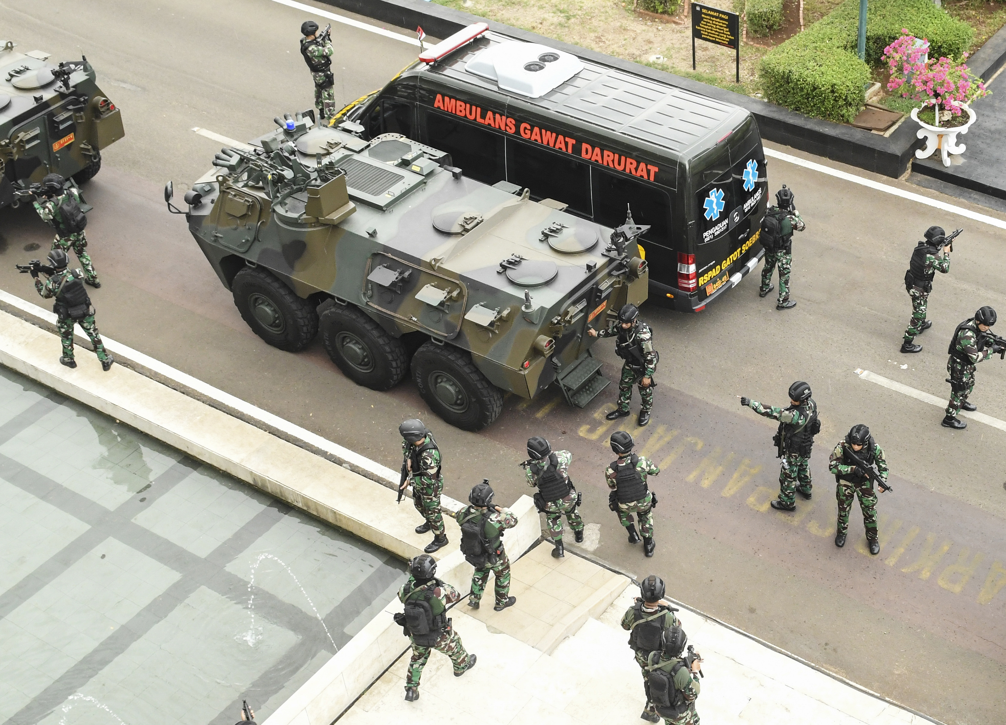 Simulasi pengamanan pelantikan presiden dan wakil presiden di kompleks Parlemen, Jakarta, Jumat (18/10) dibidik dari atas gedung. 
