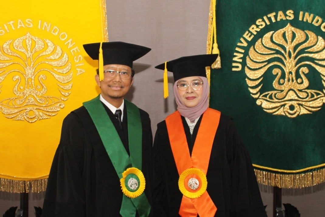 Pasangan Imam Subekti dan Valina Singka Subekti yang ditetapkan sebagai guru besar UI di bidang yang berbeda.