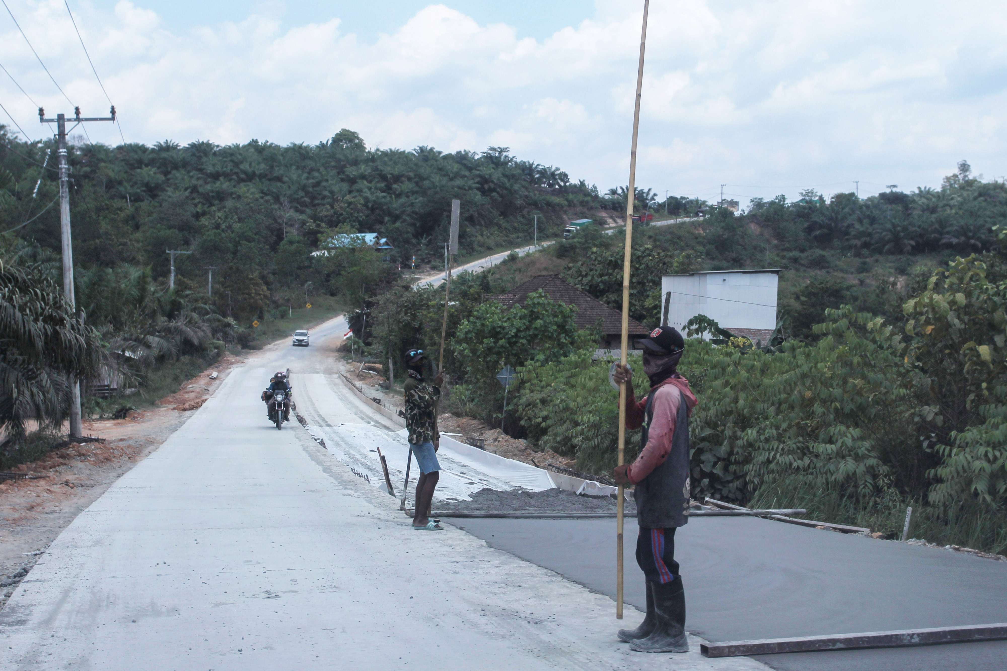 Kondiisi jalan di Kecamatan Sepaku, Kabupaten Penajam Passer Utara, Kaltim, yang akan jadi salah stau lokasi ibu kota abru