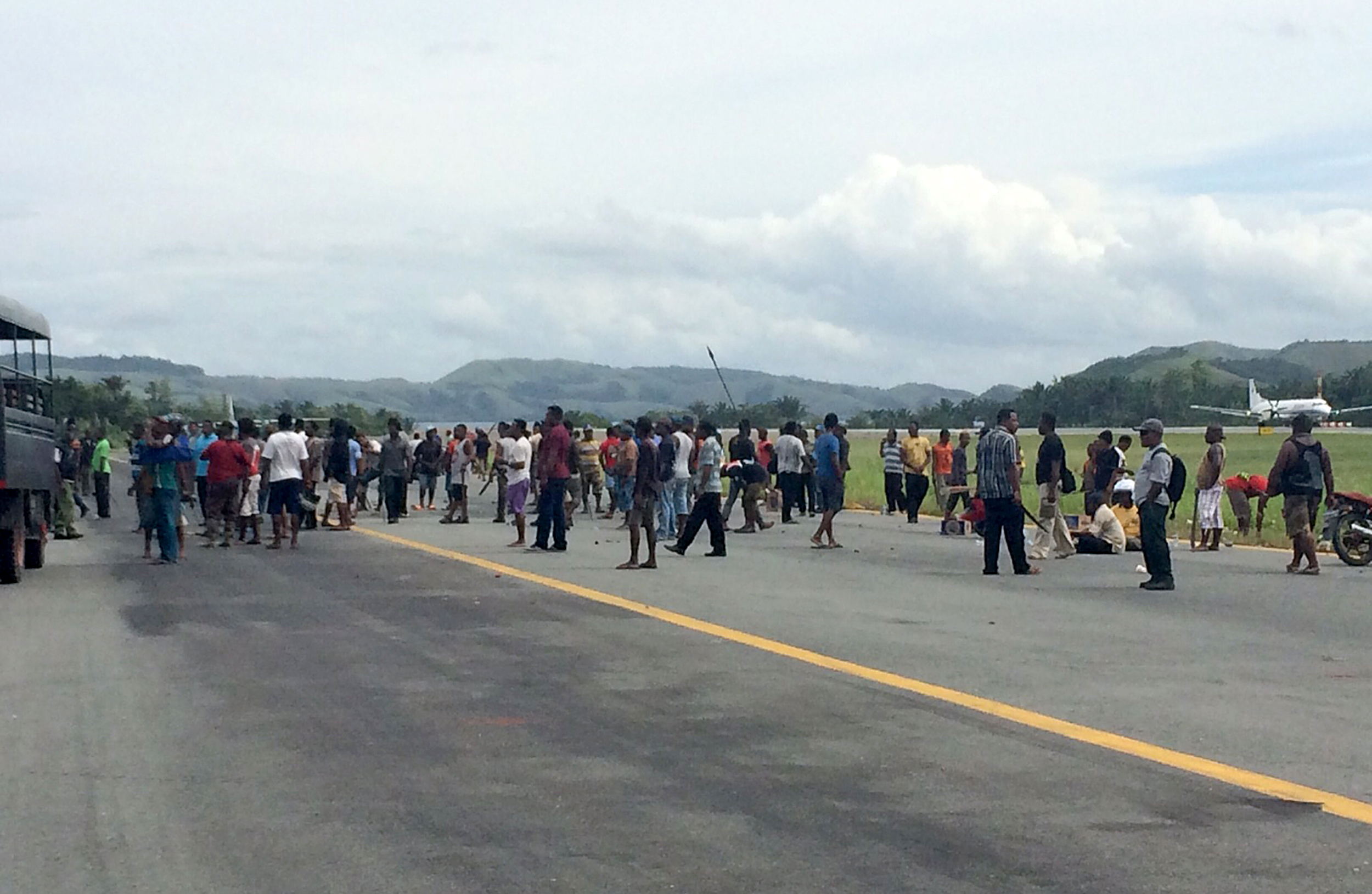 Pengunjuk rasa menduduki area landasan pesawat di Bandara Sentani, Jayapura, Papua, Rabu (30/12).