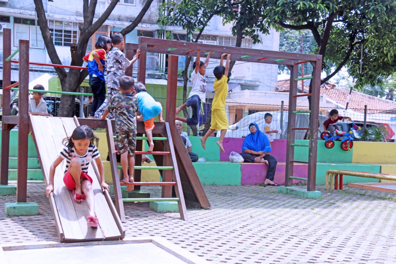 Anak-anak sedang bermain di taman.
