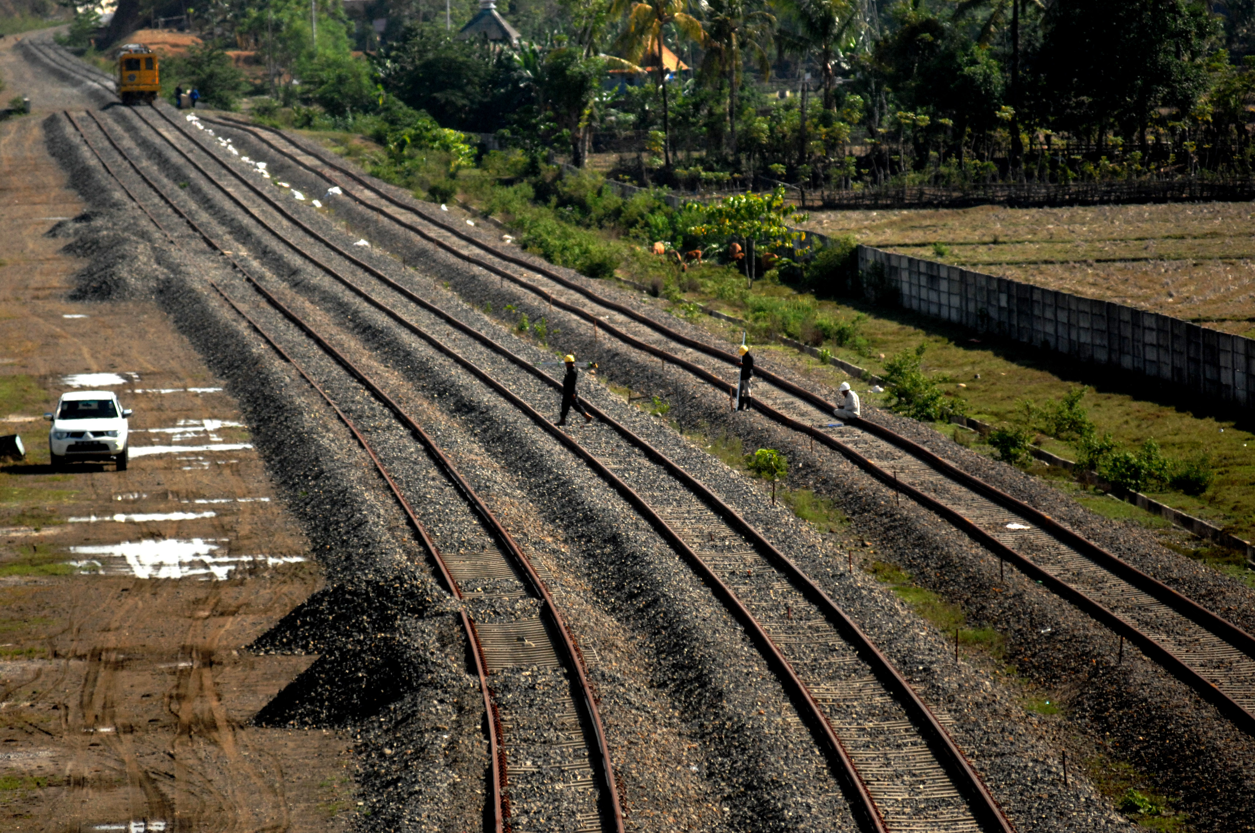 Pekerja beraktivitas di lokasi pengerjaan proyek rel kereta api trans Sulawesi di Desa Pekkae, Kabupaten Barru, Sulawesi Selatan