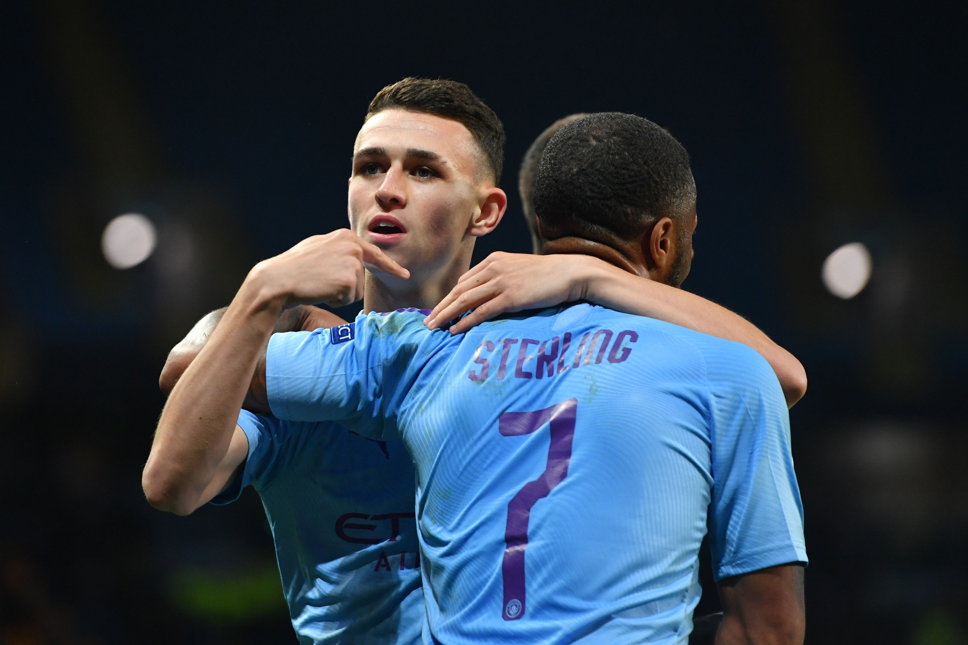 Dua pencetak gol Manchester City ke gawang Dinamo Zagreb Phil Foden (kiri) dan Raheem Sterling.
