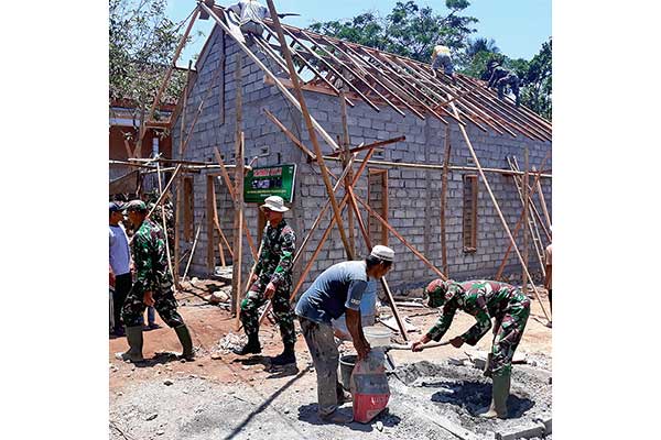 Anggota TNI bersama warga membangun fasilitas dalam program TNI Manunggal Membangun Desa (TMMD) di Desa Kedungsalam, Malang, Jatim, kemarin.
