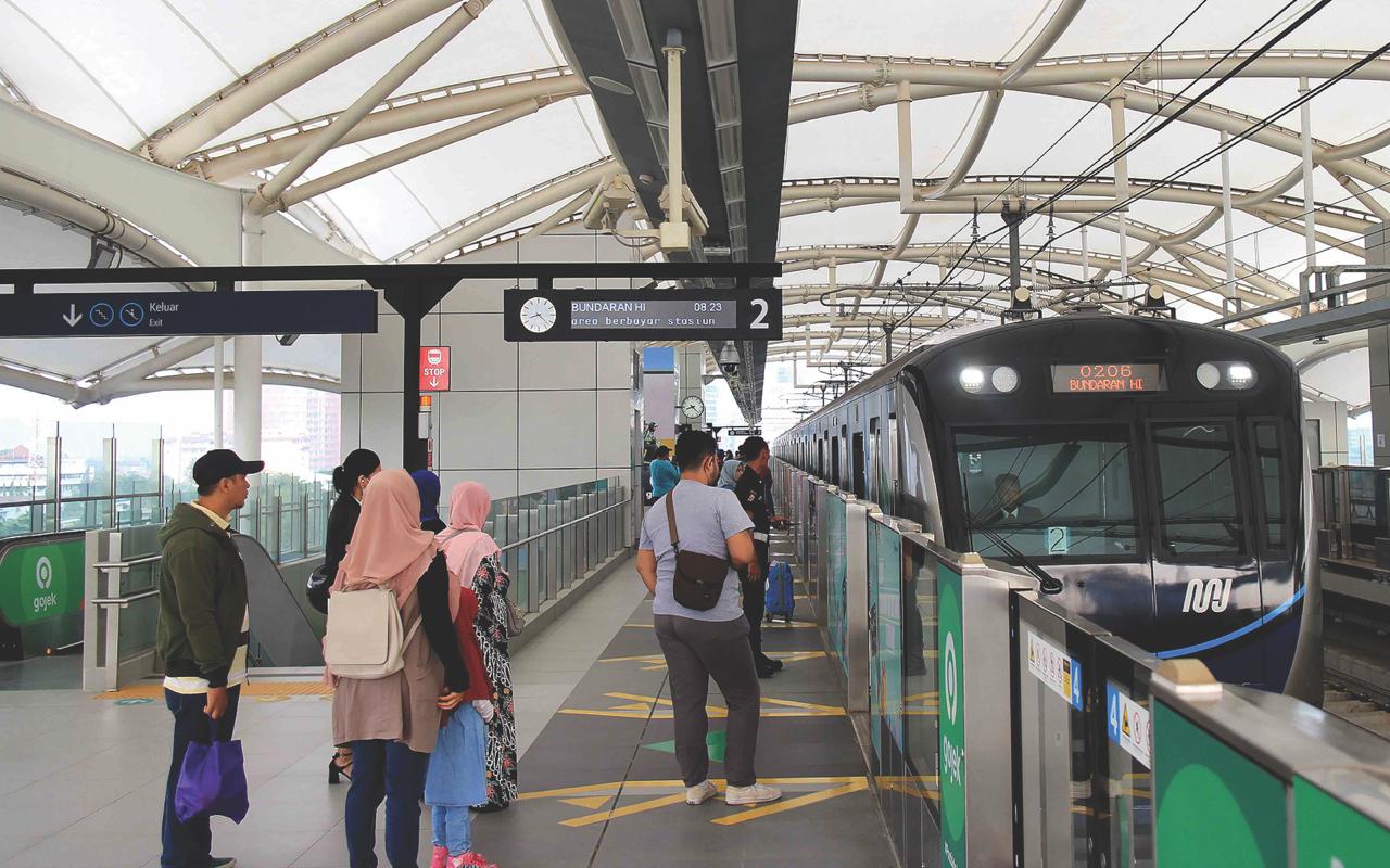 Penumpang menaiki Moda Raya Terpadu (MRT) di Stasiun  Fatmawati, Jakarta. 