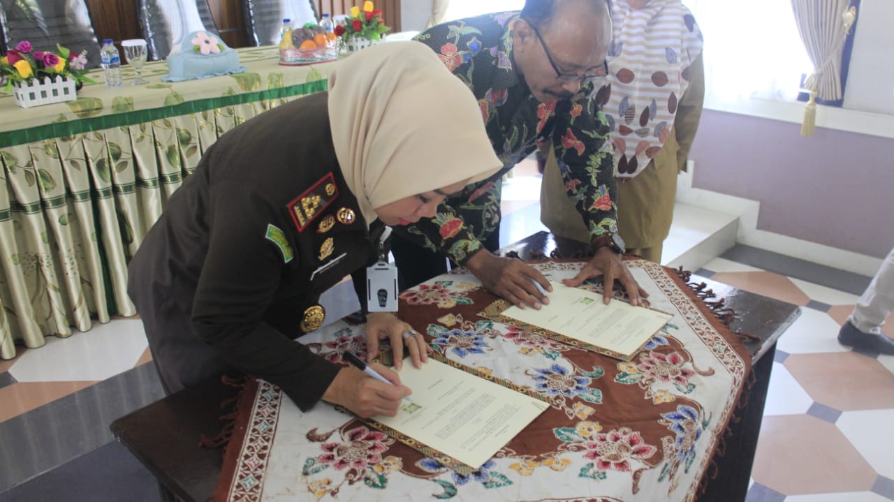 Kepala Kejaksaan Negeri Karawang Rohayatie melakukan penandatangan kerja sama dengan BPR Karawang untuk menagih sejumlah piutangnya