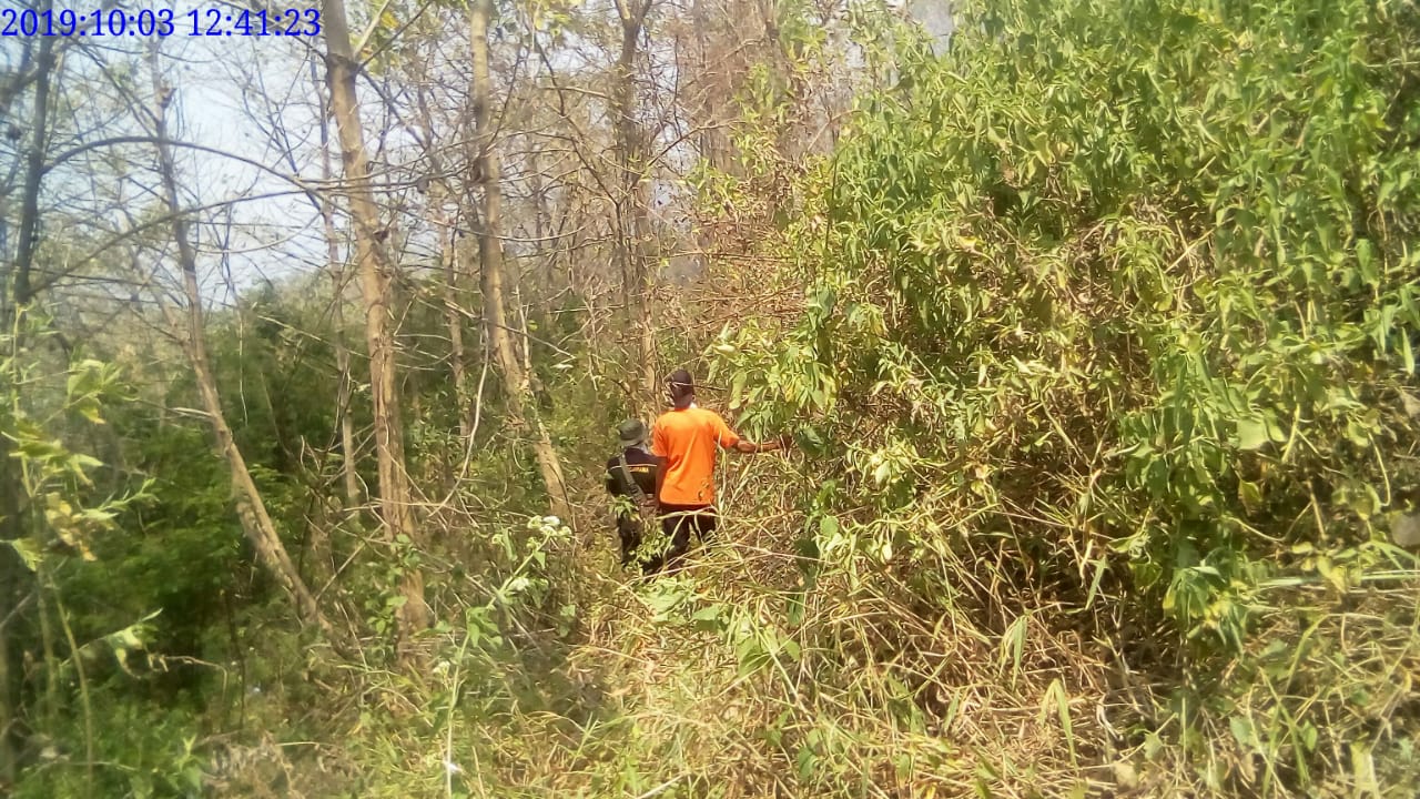 Salah seorang relawan sedang menaiki Gunung Welirang, Jatim.