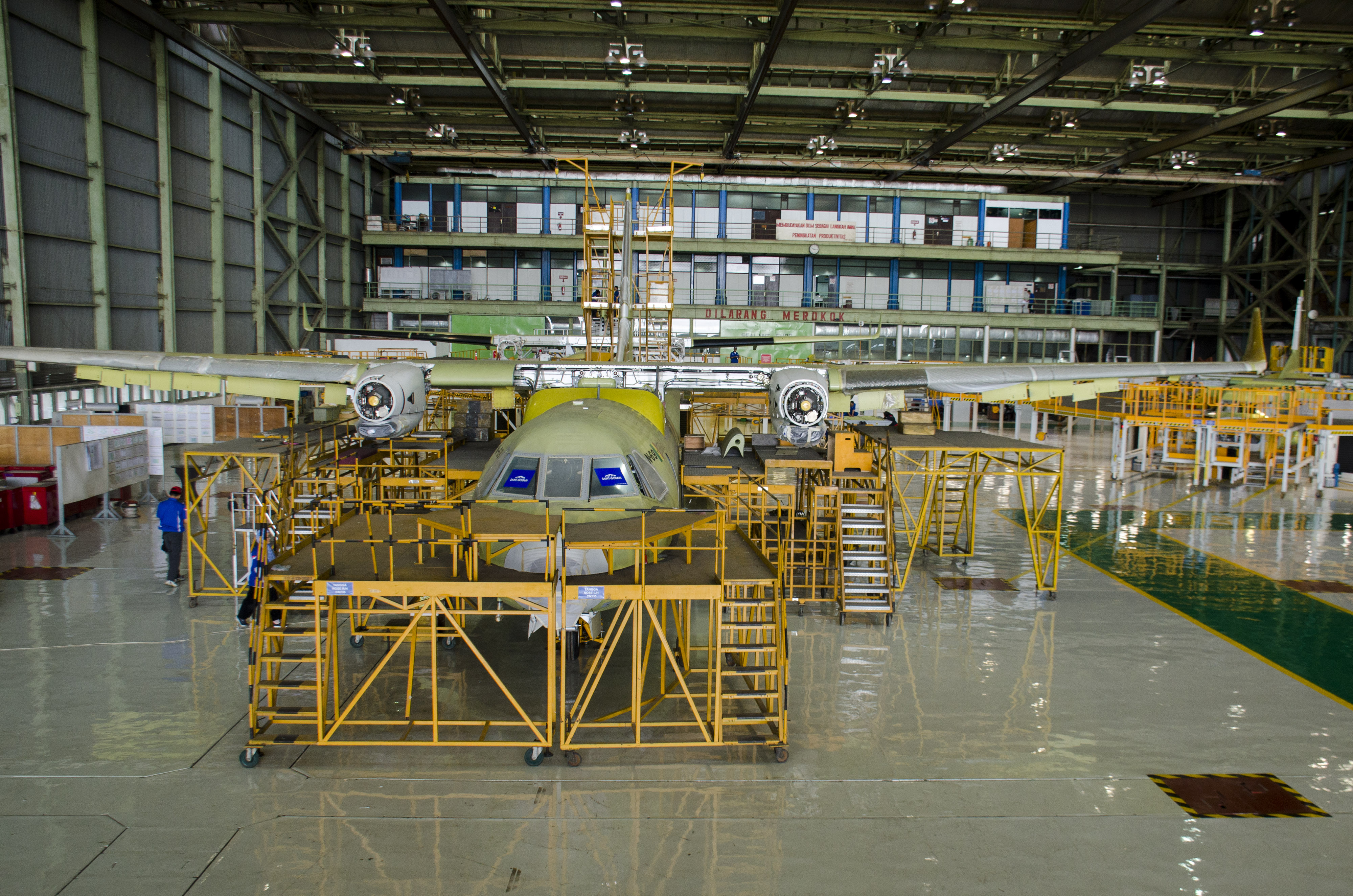 Teknisi menyelesaikan produksi pesawat terbang CN235 di Hanggar Fixed Wing PT Dirgantara Indonesia (Persero) (PTDI), Bandung