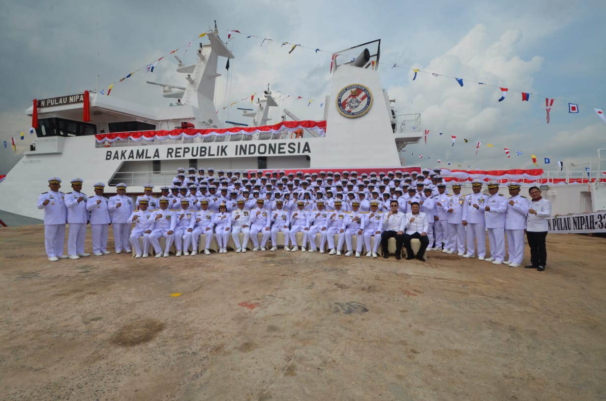  Kepala Bakamla RI Laksamana Madya melakukan salam komando seusai meresmikan 3 kapal patroli karya anak bangsa.