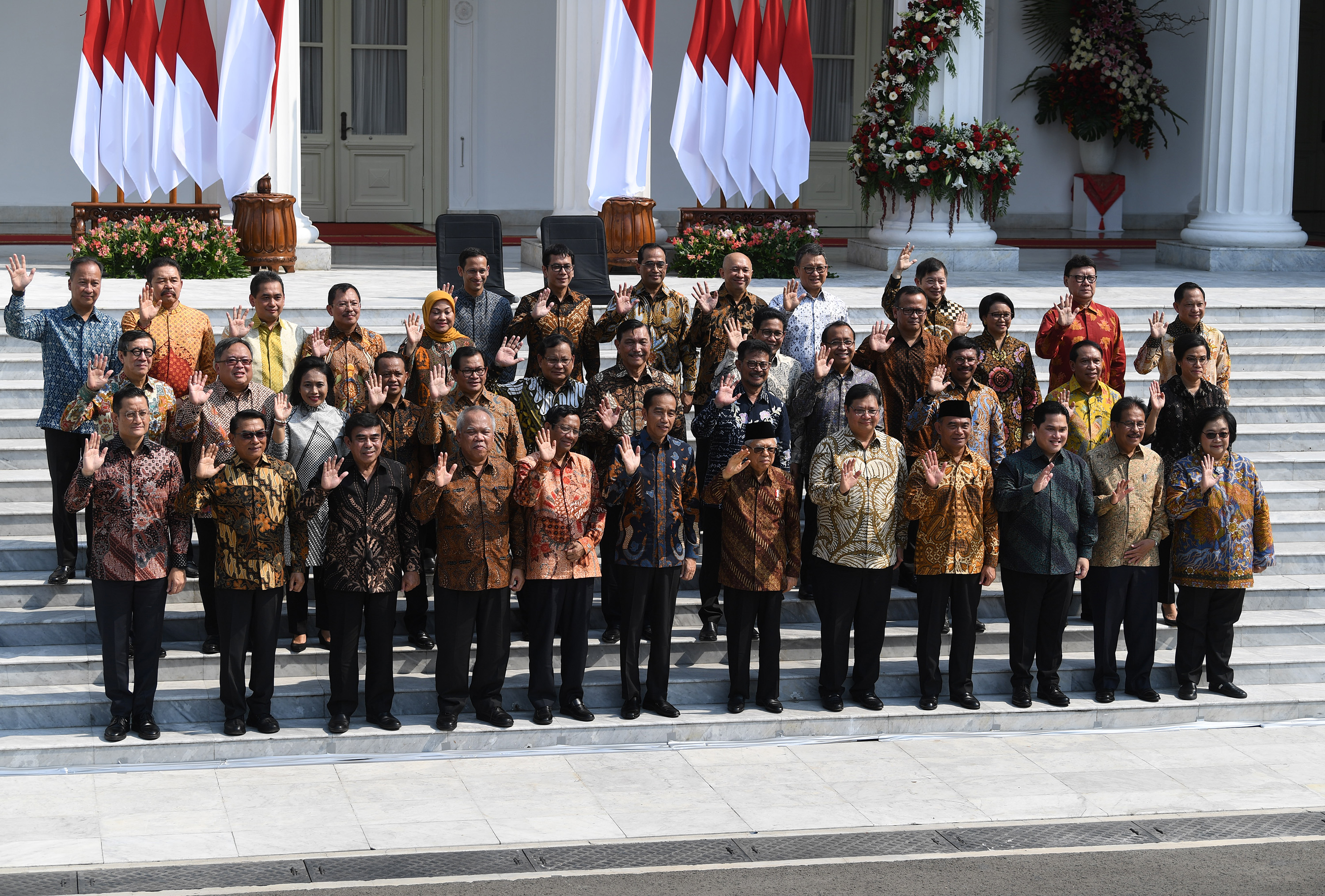 Presiden Joko Widodo didampingi Wapres Ma'ruf Amin memperkenalkan jajaran menteri Kabinet Indonesia Maju di tangga veranda Istana Merdeka.