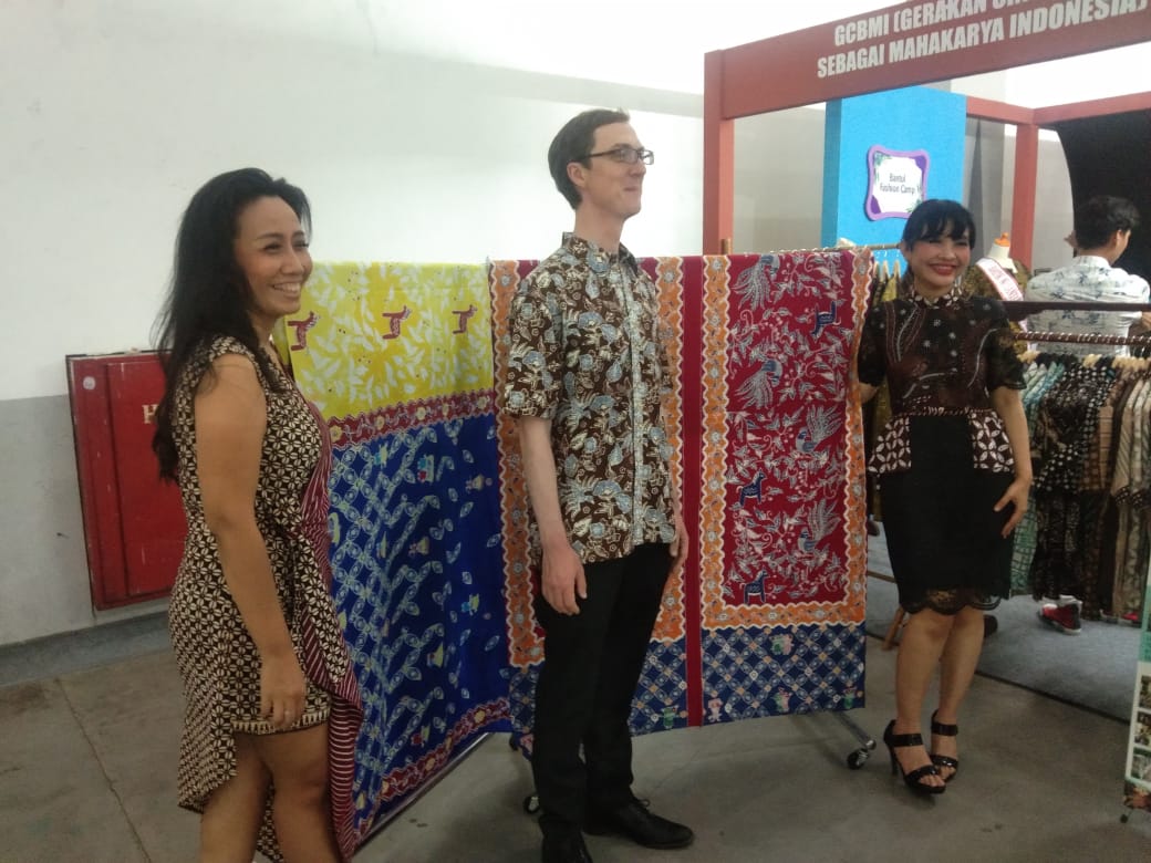 Dari kiri ke kanan Idha Jacinta (GCBMI), Martin Je Cobson dan Livi Laurens (GCBMI) mempopulerkan batik lewat gerakan persahabatan.
