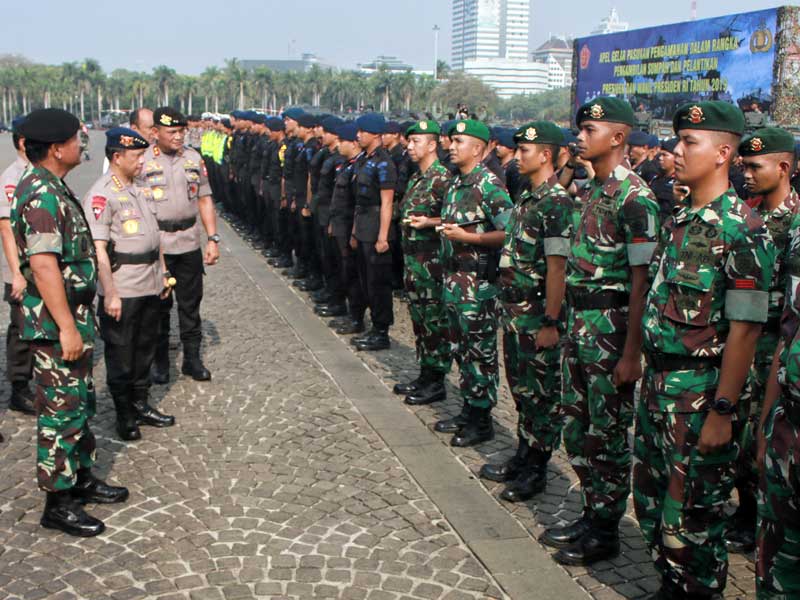 Panglima TNI Hadi Tjahjanto (kiri) dan Jenderal Polisi Tito Karnavian (tengah) .