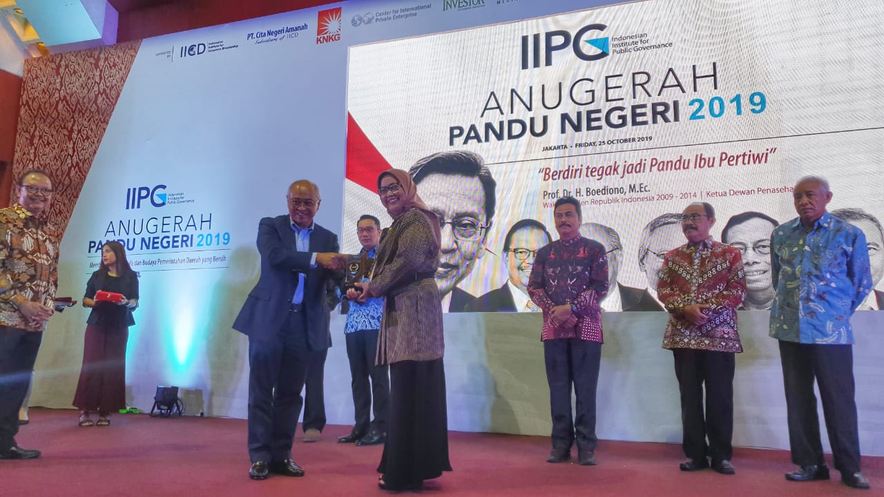 Bupati Bogor Ade Yasin (keempat dari kanan) menerima Anugerah Pandu Negeri (APN) 2019.