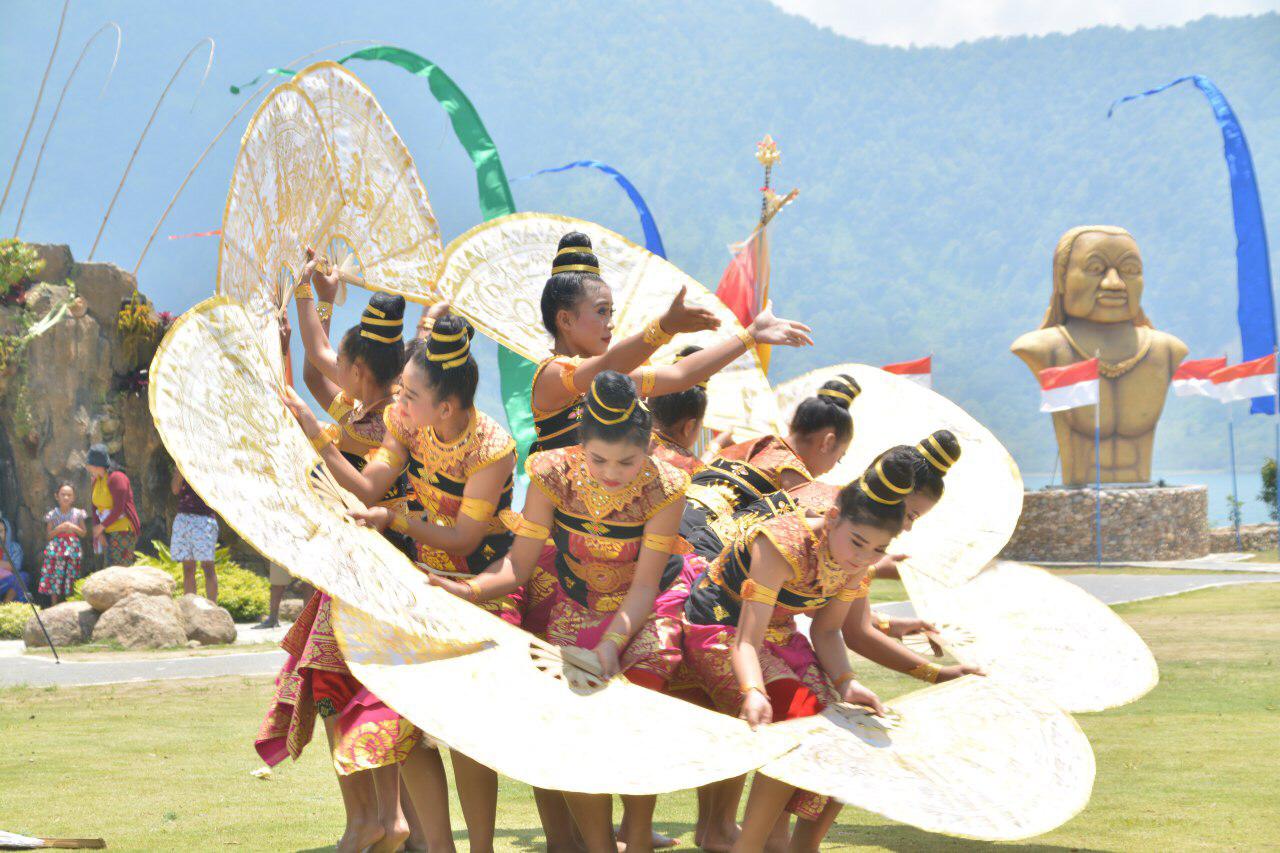 Salah satu tarian yang didampilkan pada  Festival Ulun Danu Beratan ke lima tahun 2019 di DTW Ulun Danu, Kabupaten Tabanan, Bali.
