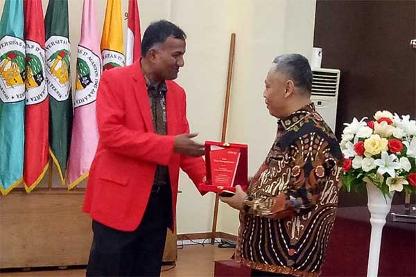 Pengamat politik Suhendra Hadikuntono (kanan) seusai diskusi di  Universitas 17 Agustus 1945 Jakarta, Jumat (11/10)