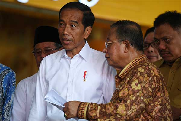 Ilustrasi -- Presiden Joko Widodo dan Menko Perekonomian Darmin Nasution  di Bandara Sam Ratulangi, Manado, Sulawesi Utara, Senin (1/4/2019)