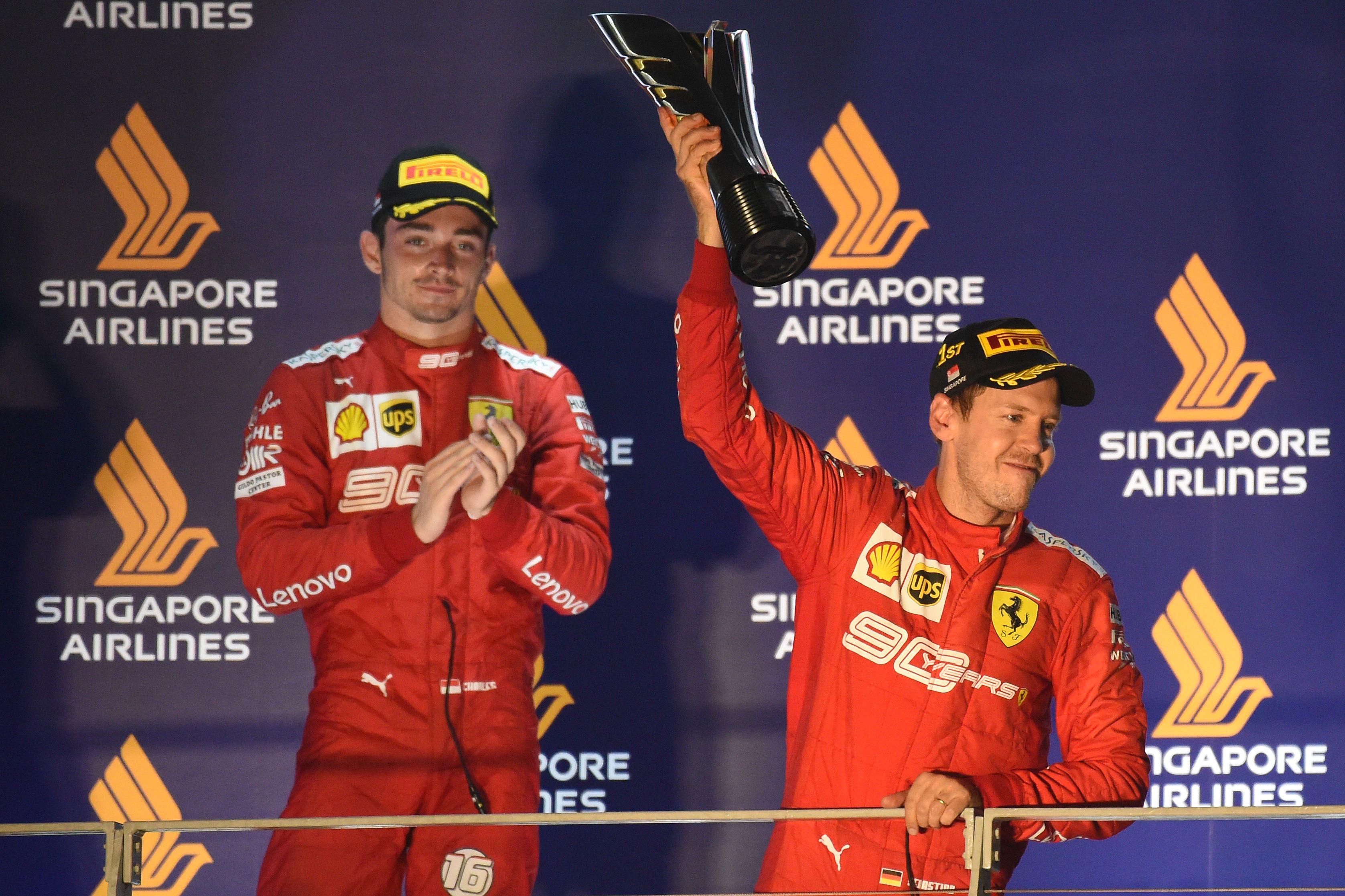 Sebastian Vettel (kanan) dan Charles Leclerc saat finis 1-2 di GP Singapura.