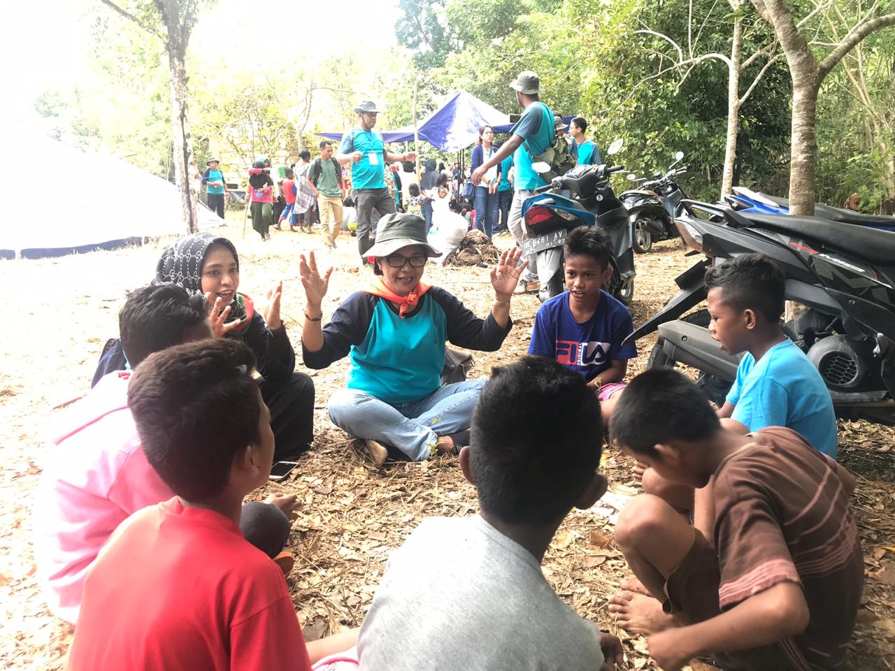 Anak-anak terdampak gempa Maluku mendapatkan trauma healing dari para relawan. 