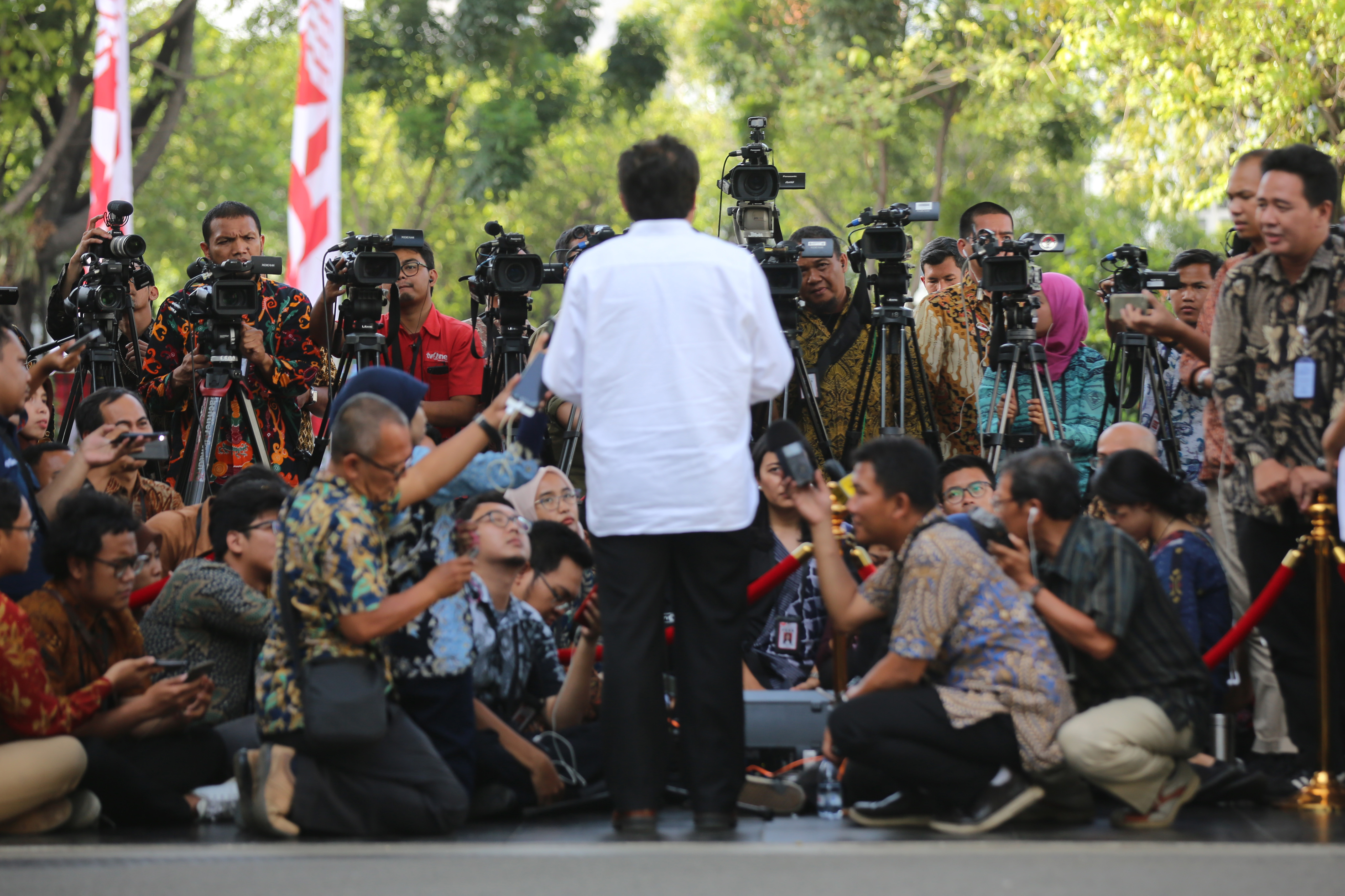 Awak media mendengar calon menteri usai bertemu dengan Presiden Jokowi. Pemerintah mengakomodir menteri dari kalangan parpol.