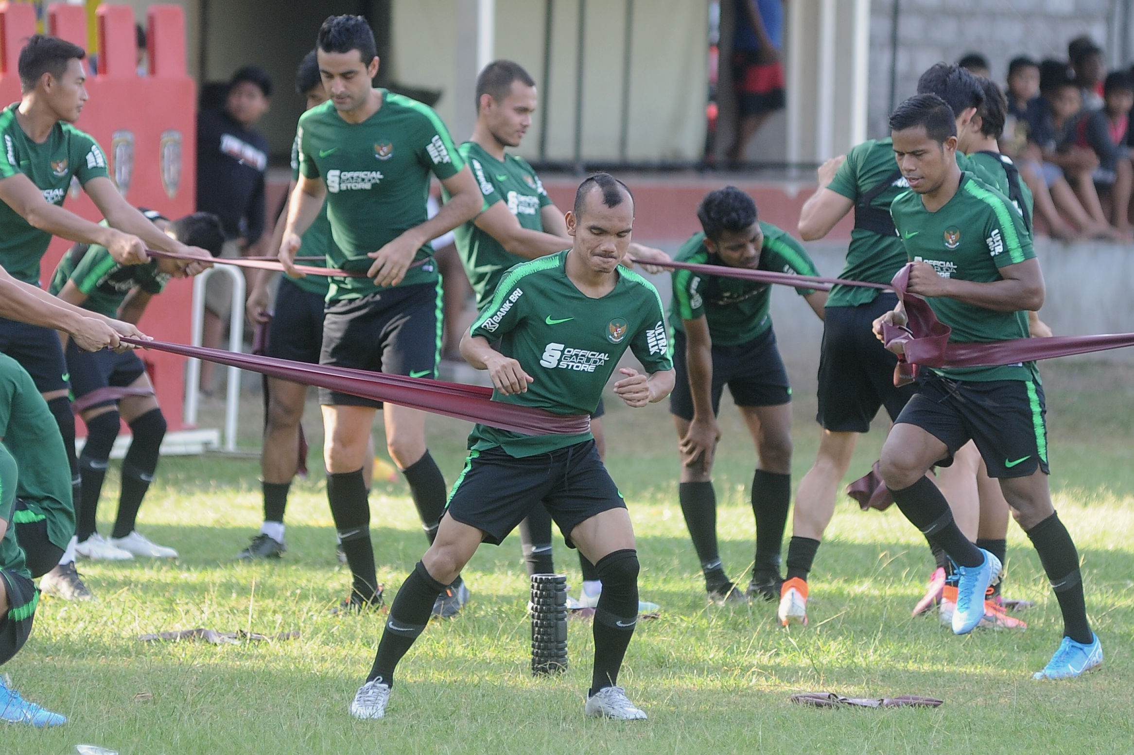 Pemain timnas Indonesia mengikuti latihan di Lapangan Trisakti, Legian, Bali, kemarin.