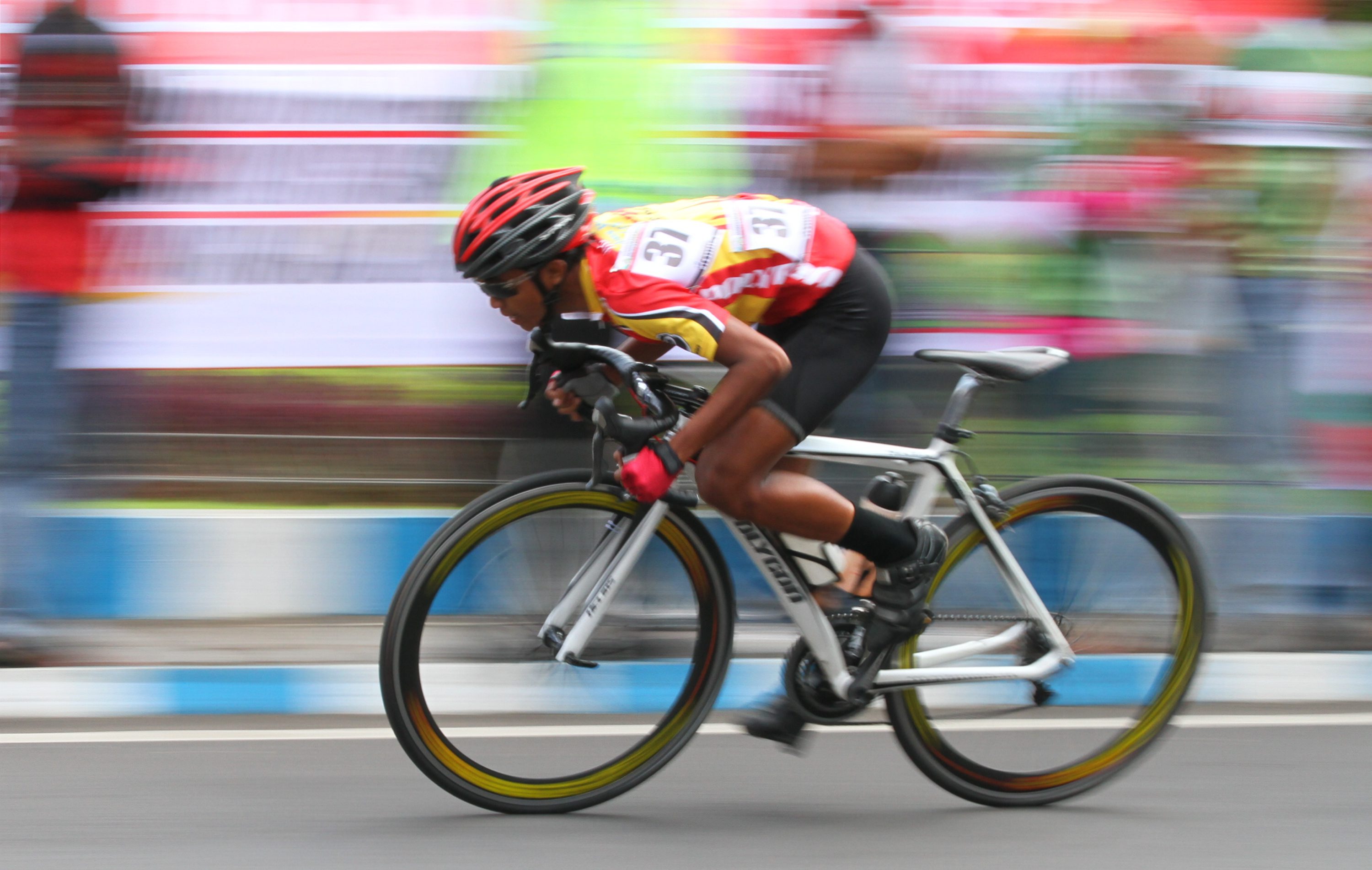 Pembalap sepeda tampil pada Kejuaraan Balap Sepeda Criterium di Malang, Jawa Timur, beberapa waktu lalu. Cabor ini bakal absen di PON 2020.