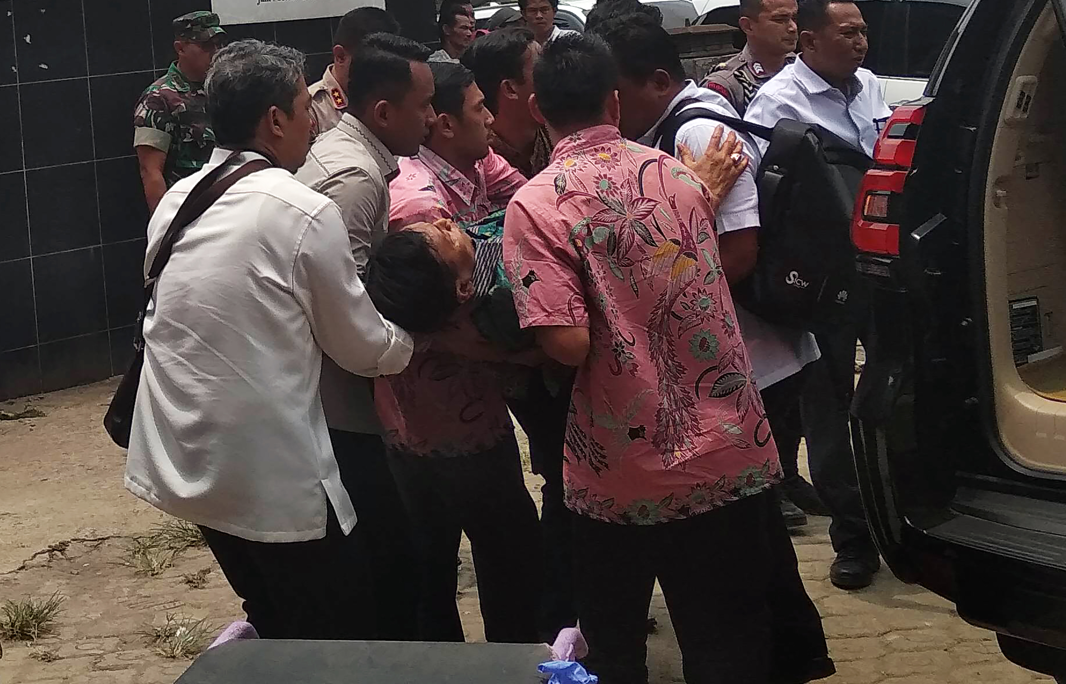 Menko Polhukam Wiranto digotong dari mobil menuju ruang UGD Menes Medical Center (MMC) sesaat setelah diserang di Alun-alun Menes.