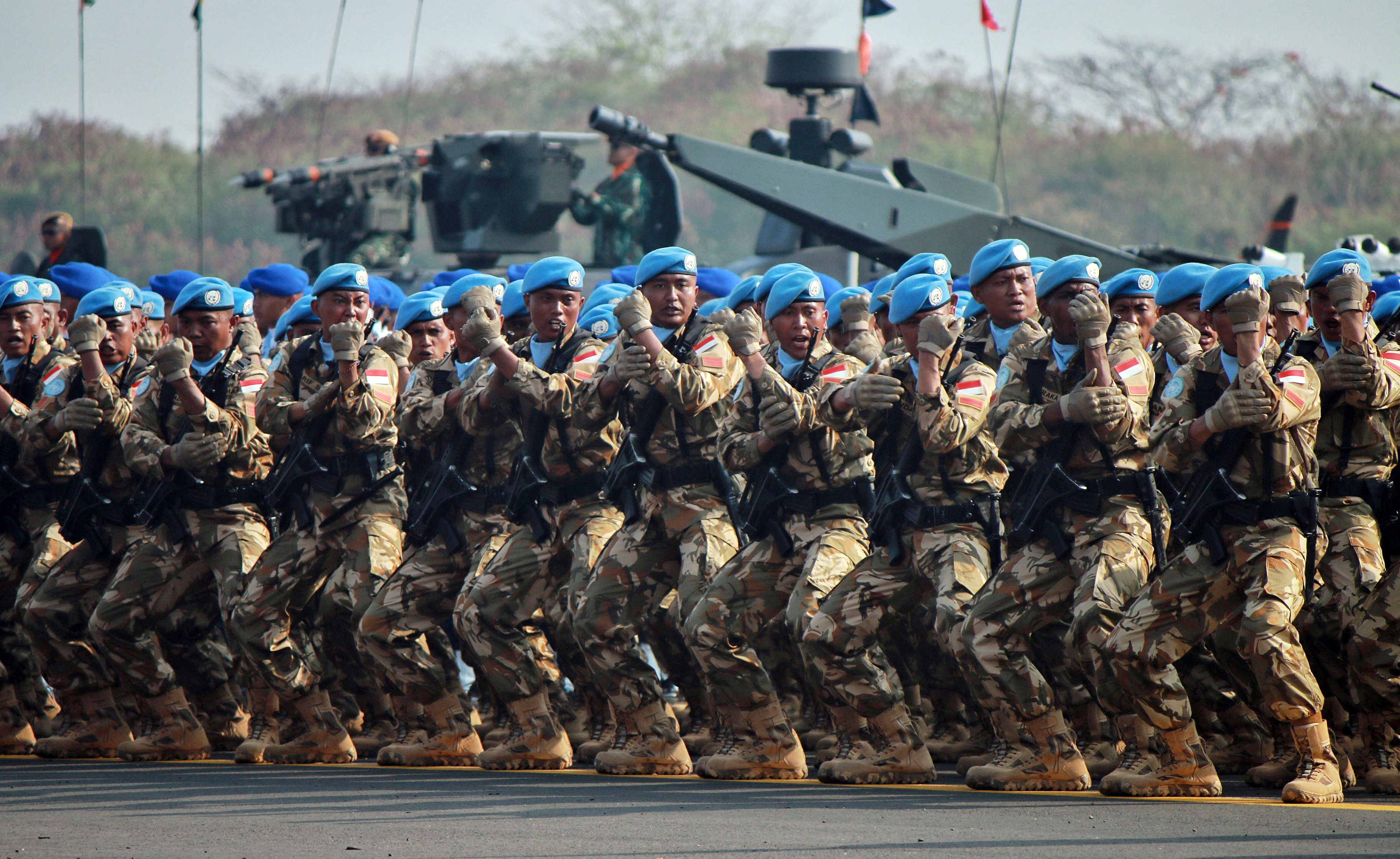 Pasukan TNI menari saat peringatan HUT ke-74 TNI di di Lanud Halim Perdanakusuma, Jakarta, Sabtu (5/10).