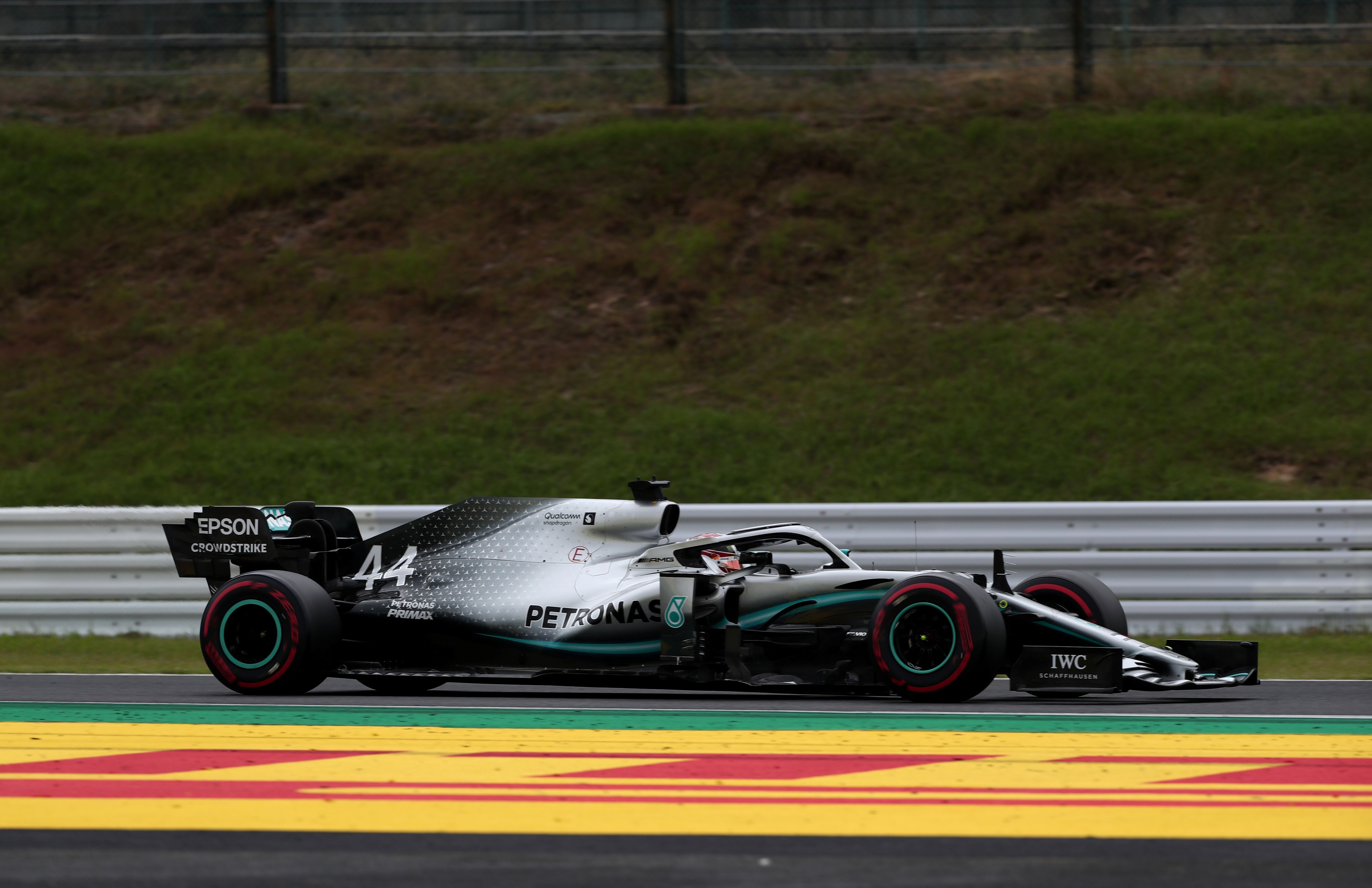 Pembalap Inggris Mercedes Lewis Hamilton bersaing dalam sesi latihan dua untuk Grand Prix Jepang Formula Satu di Suzuka pada 11 Oktober 2019