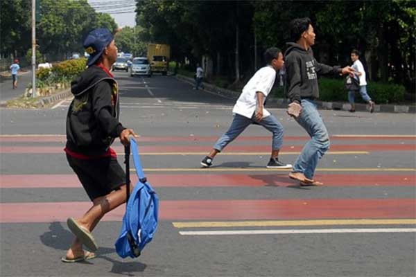 Ilustrasi -- Sejumlah pelajar terlibat tawuran di kawasan Jatinegara, Jakarta Timur, Jumat (8/8)