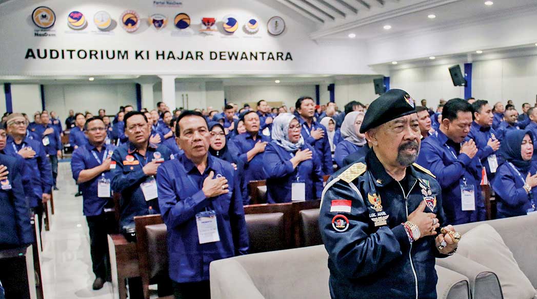 Direktur Akademi Bela Negara Partai NasDem IGK Manila bersama peserta menyanyikan lagu kebangsaan Indonesia Raya .