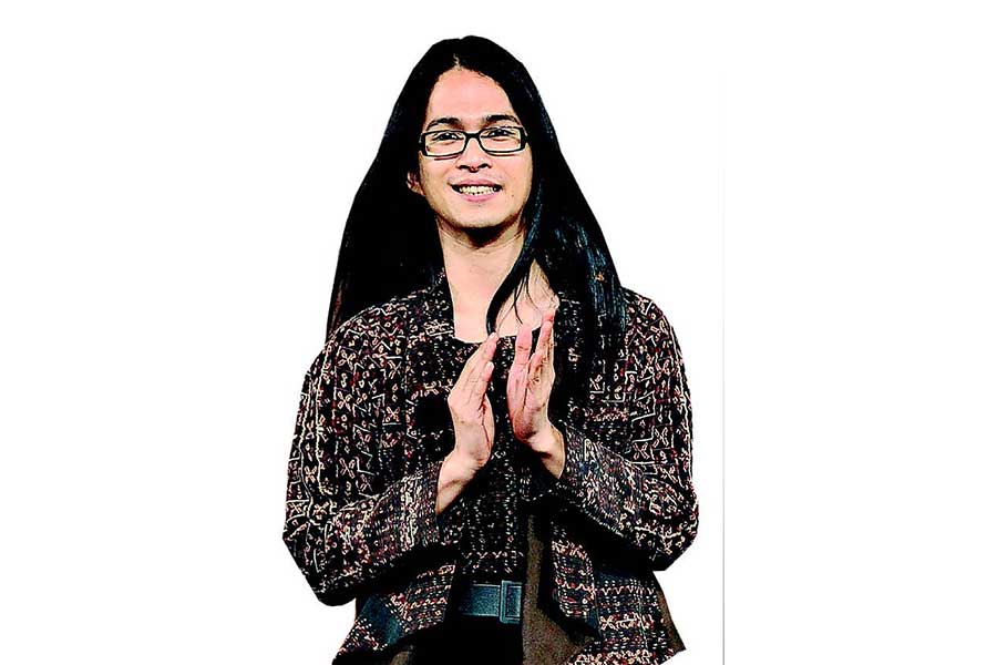 Desainer Oscar Septianus Lawalata