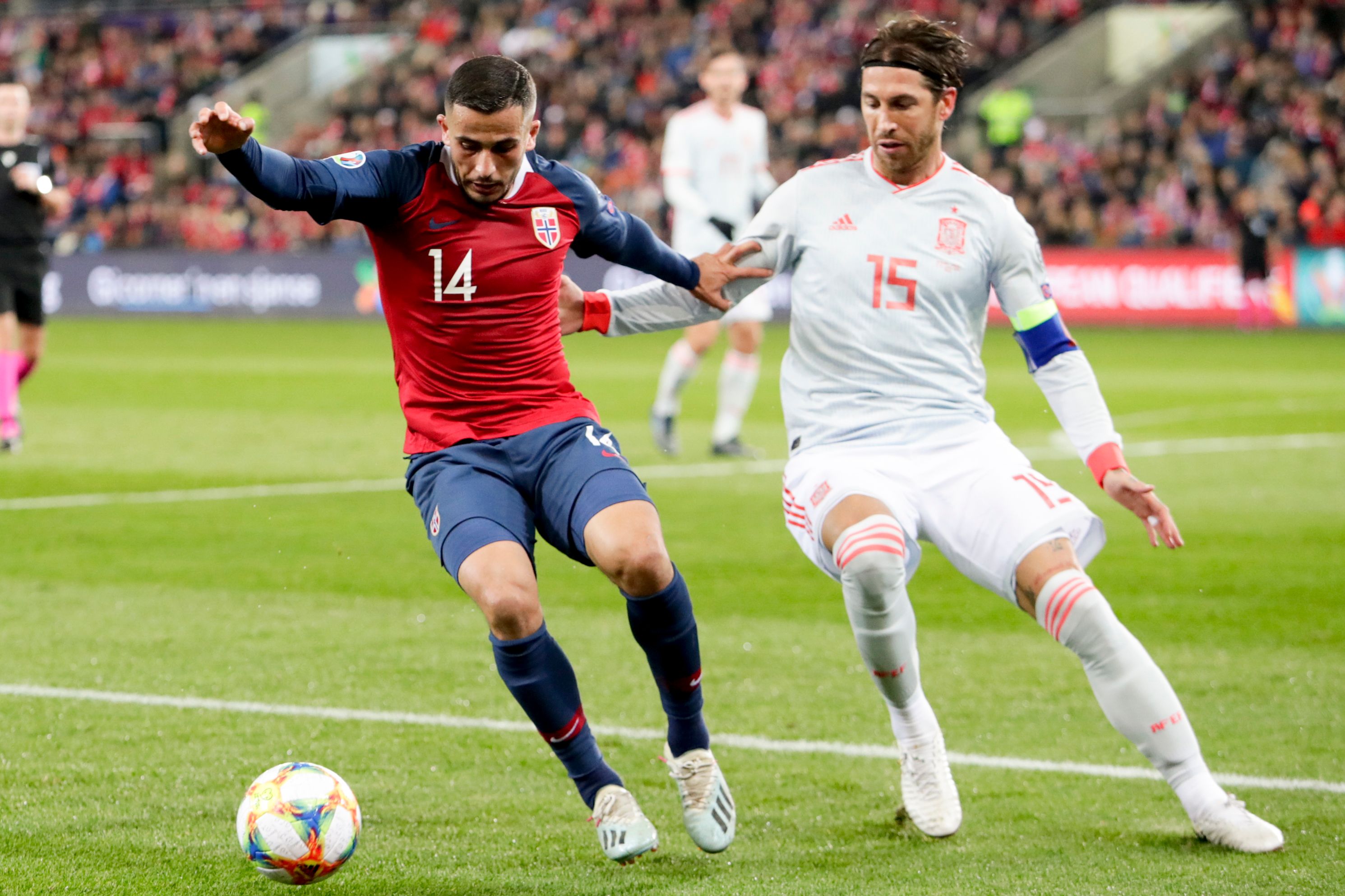 Bek Spanyol Sergio Ramos (kanan) dan pemain Norwegia Omar Elabdellaoui (kiri)