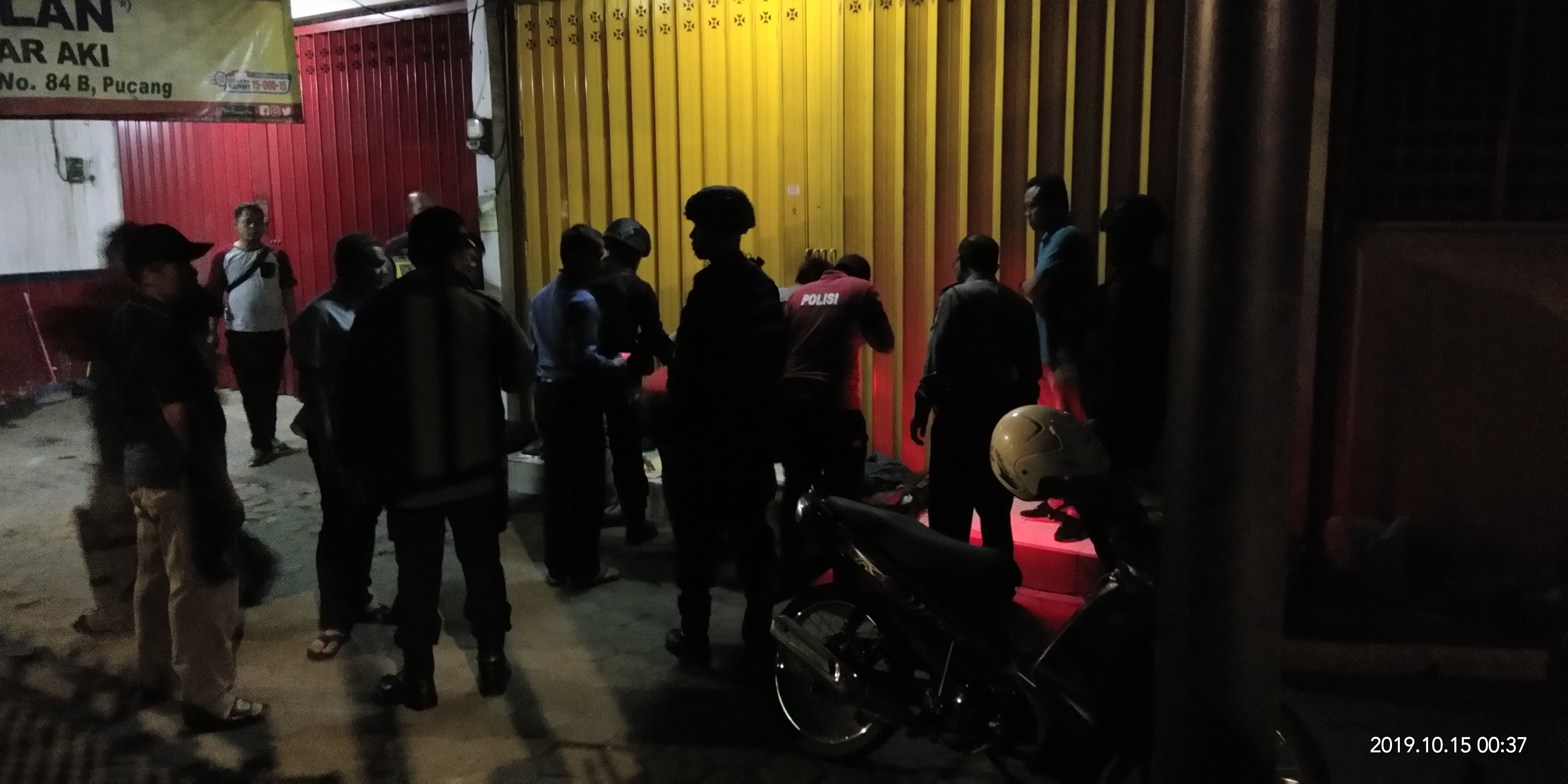 Tim Jihandak Polres Sidoarjo mengecek tas dan sepeda motor yang ditinggal di depan toko alat tulis, Selasa dinihari (15/10)