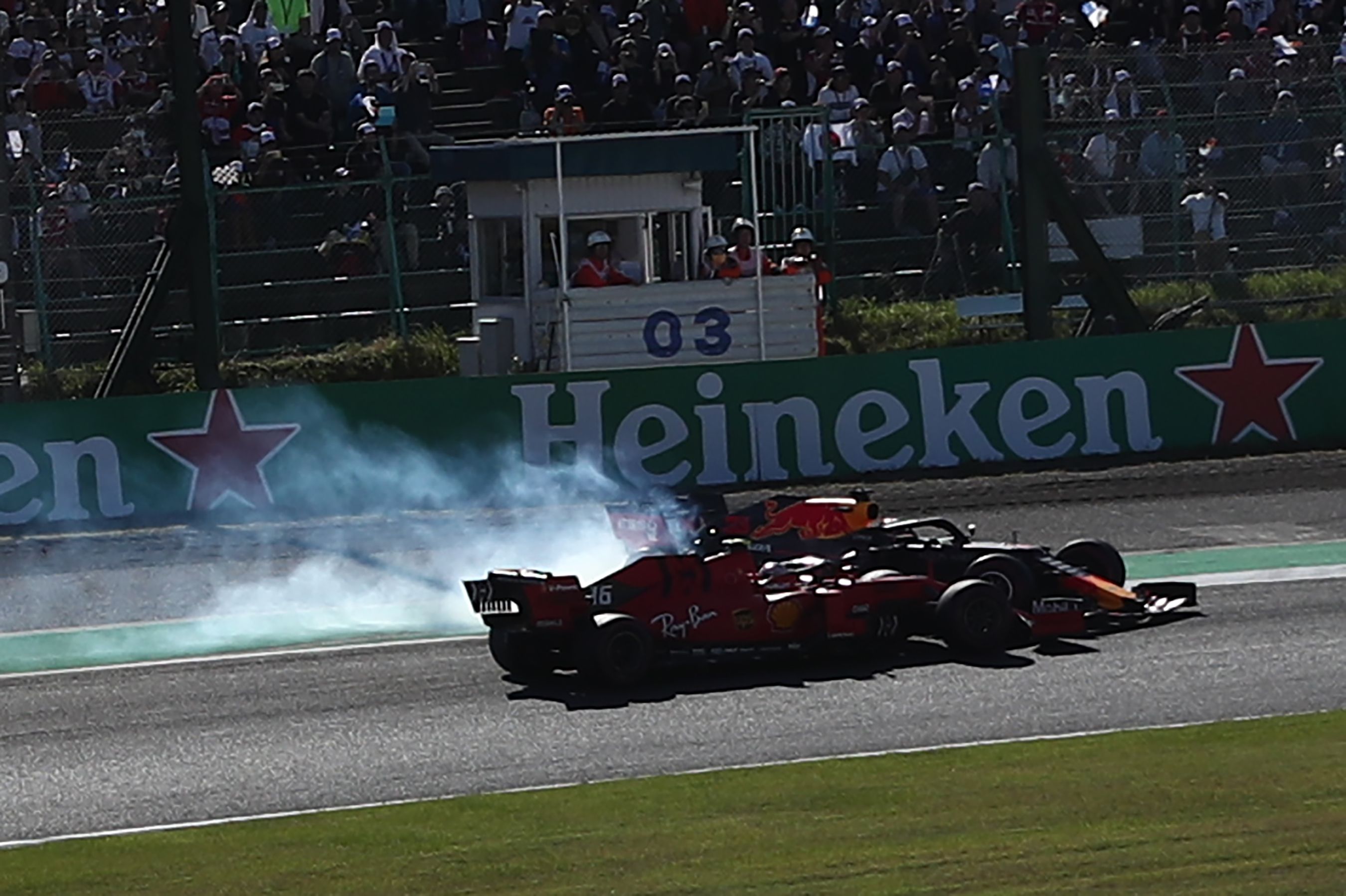 Insiden senggolan di awal lomba GP Jepang antara pembalap Red Bull Max Verstappen dan Charles Leclerc dari tim Ferrari.