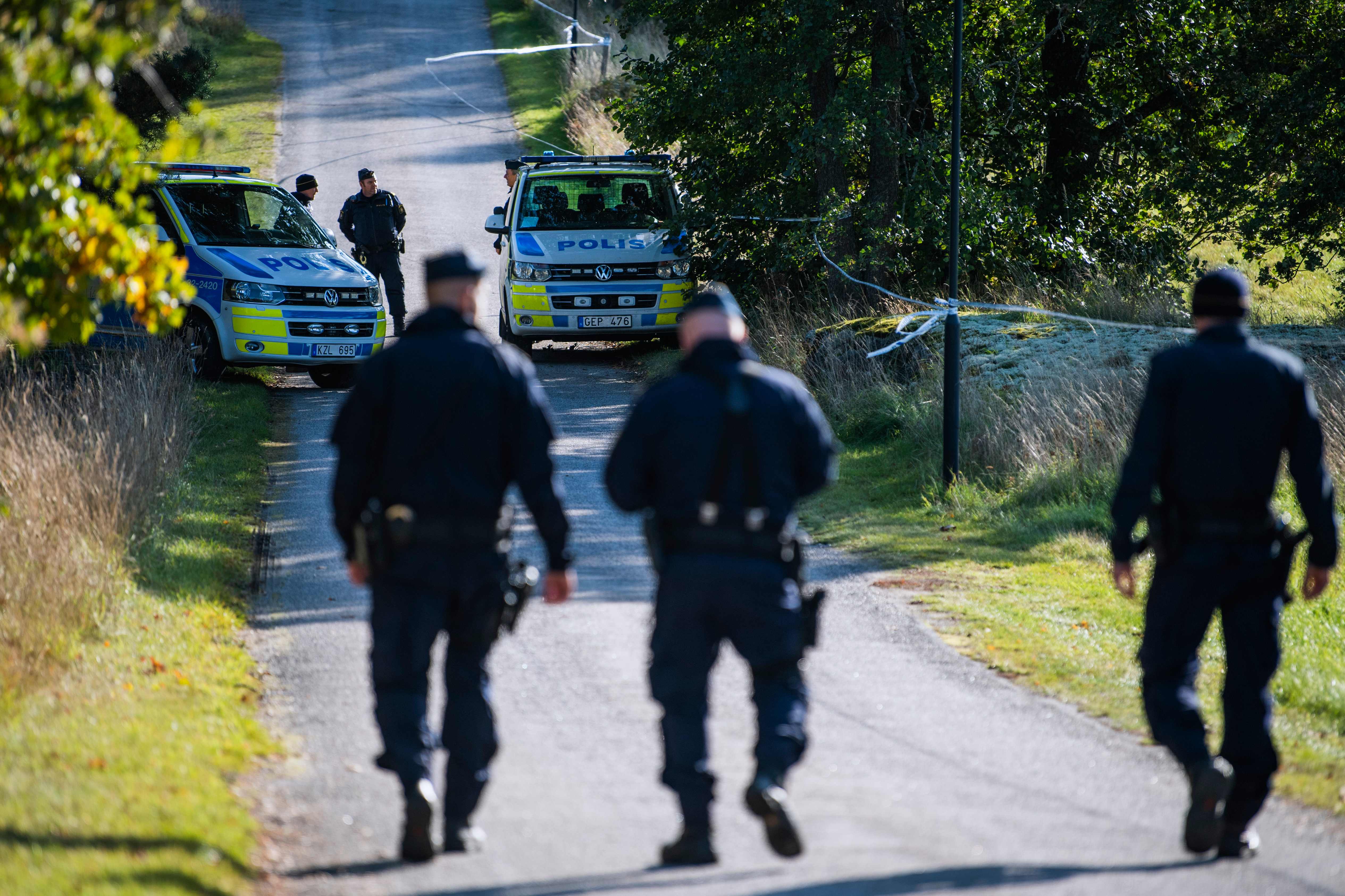 Polisi Swedia berjaga di luar Villa Elfvik Strand yang pembahasan nuklir AS-Korut di Swedia, Sabtu (5/10). 
