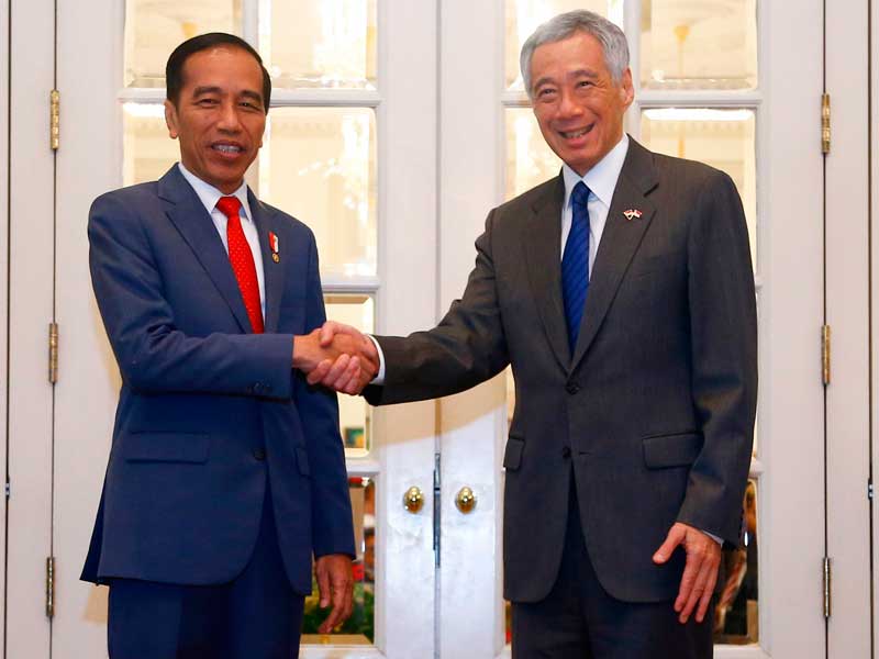 Presiden RI Joko Widodo Bersalaman dengan PM Singapura Lee Hsien Loong di Istana Kepresidenan Singapura.