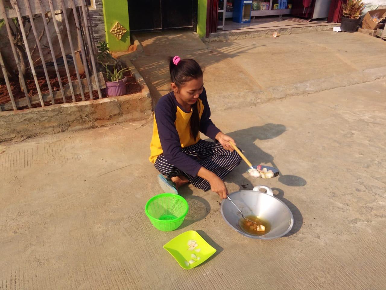 Cuaca ekstrem di Bekasi membuat Lestari berhasil menggoreng kerupuk di bawah terik matahari.