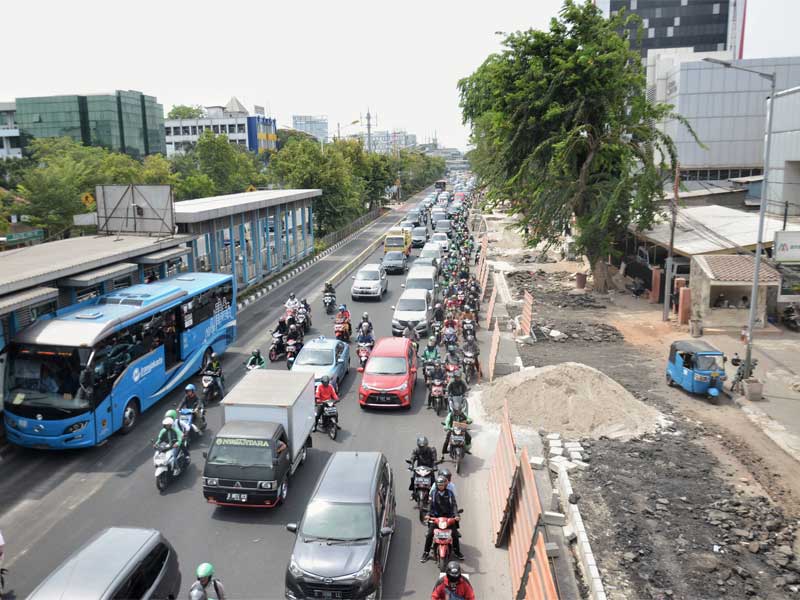 Aktivitas pengerjaan proyek pelebaran trotoar di Jalan Kramat Raya, Jakarta Pusat.