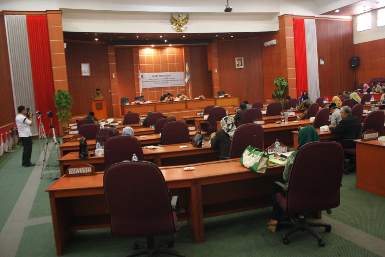 Para anggota DPRD menghadiri Sidang Paripurna di Gedung DPRD Kota Depok, Jawa Barat. 