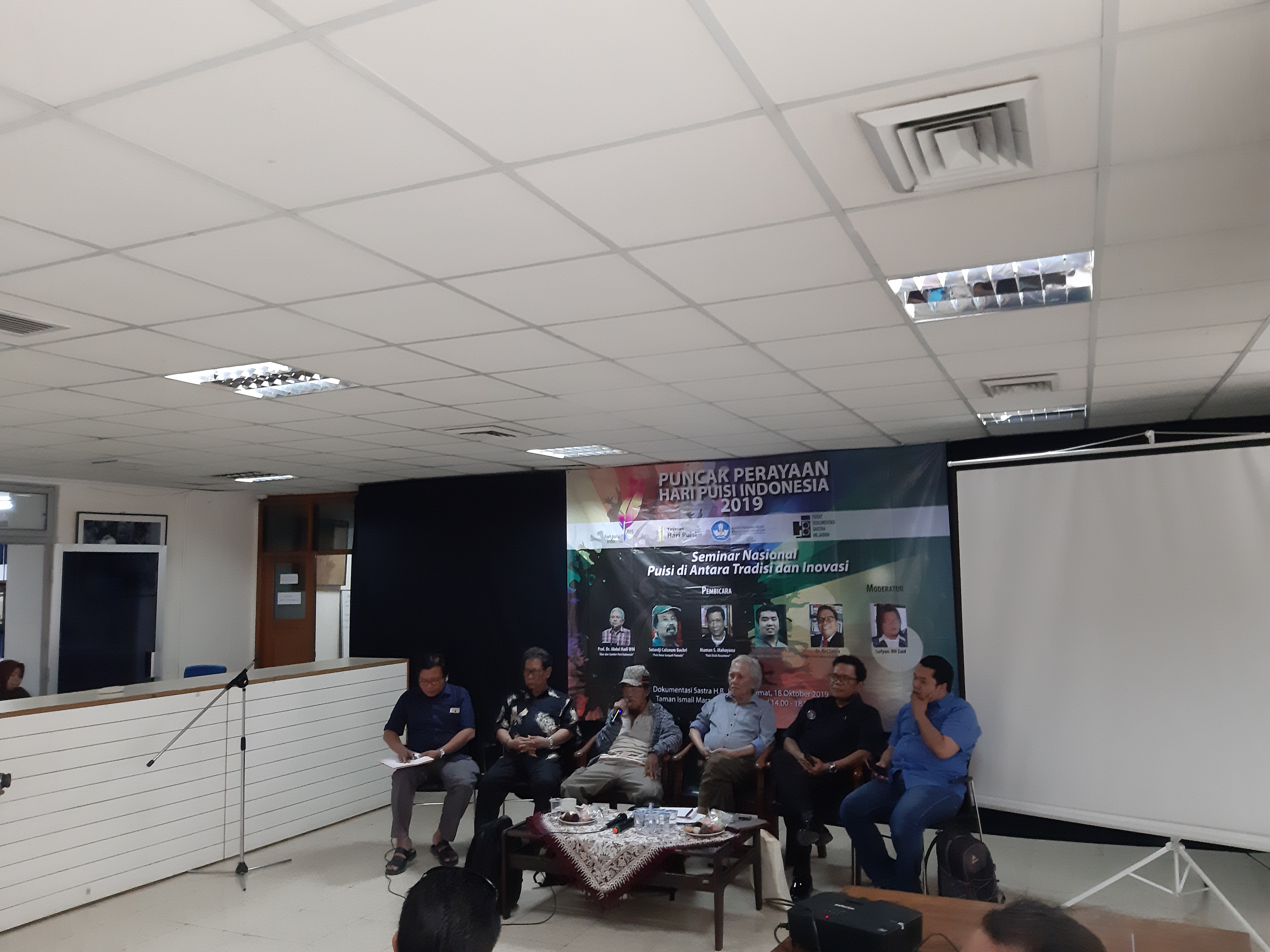 Seminar Nasional Puisi Antara Tradisi Dan Inovasi Diadakan PeringatiHari Puisi Indonesia, Jumat, (18/10).: