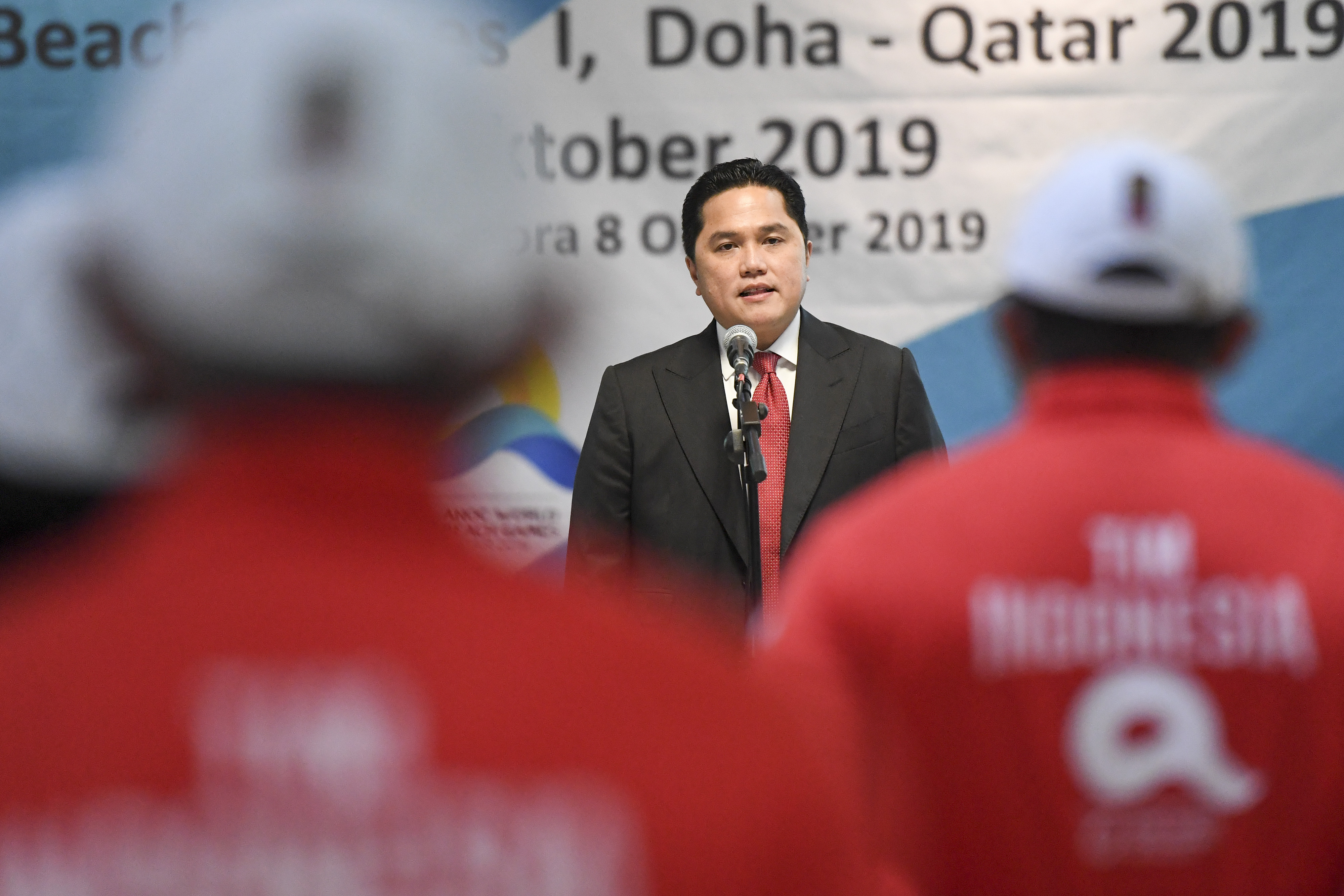 Ketua Umum Komite Olimpiade Indonesia Erick Thohir memberikan sambutan saat upacara pengukuhan dan pelepasan kontingen World Beach Games 1 