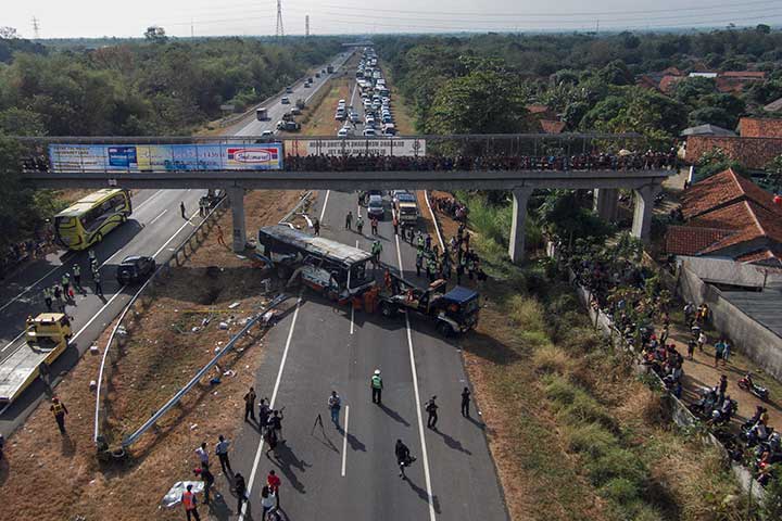 Kecelakaan lalu lintas di Tol Cipali, Purwakarta-Bandung, Jawa Barat. Angka kecelakaan transportasi di Indonesia masih tinggi.