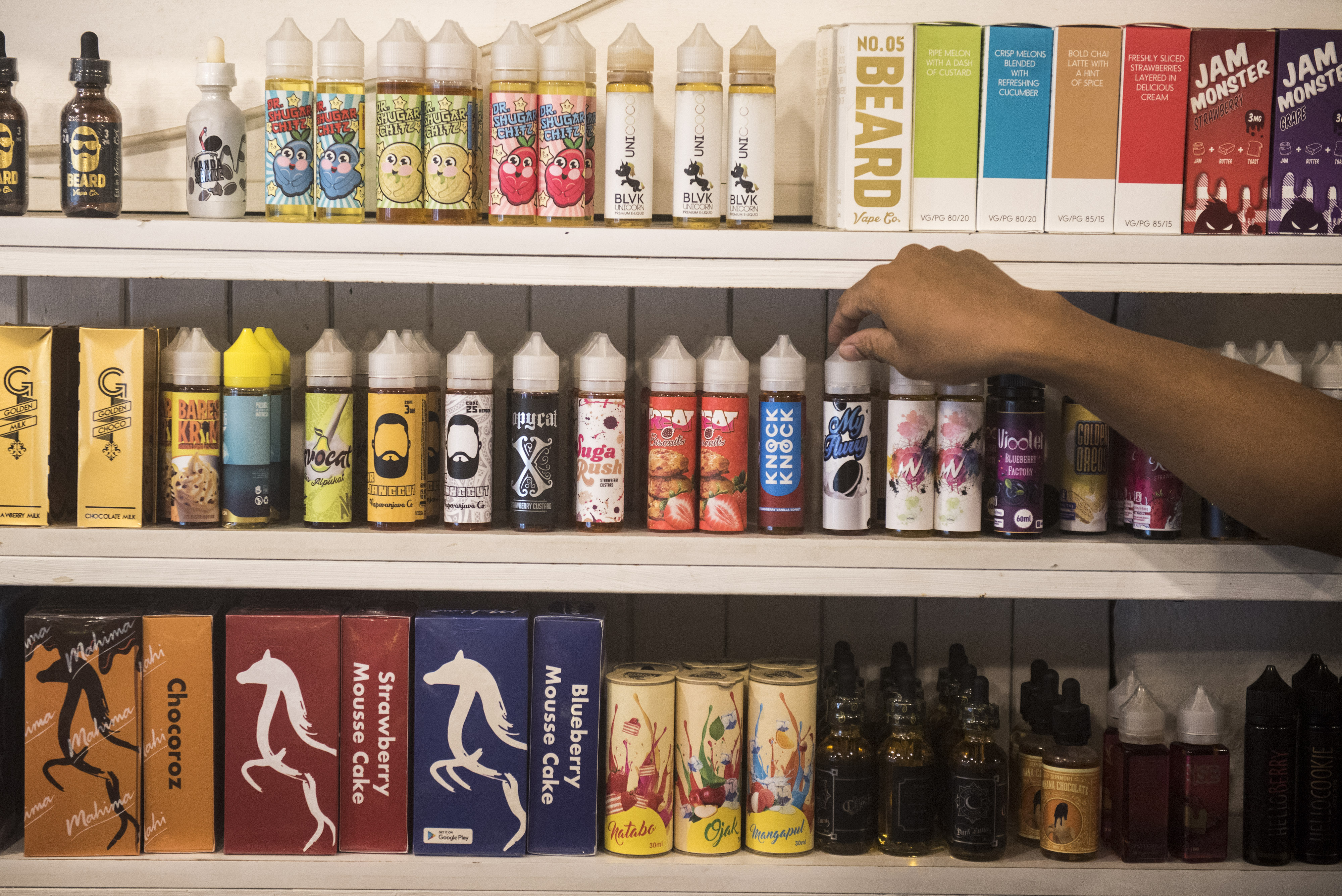  Pekerja menata botol berisi cairan rokok elektronik (vape) di Bandung, Jawa Barat