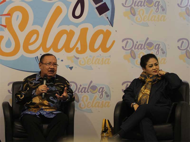 Ketua DPP Partai NasDem Bidang Pertahanan dan Keamanan Mayjen TNI (Purn) Supiadin Aries (kiri) dan pengamat militer Connie Rahakundini.