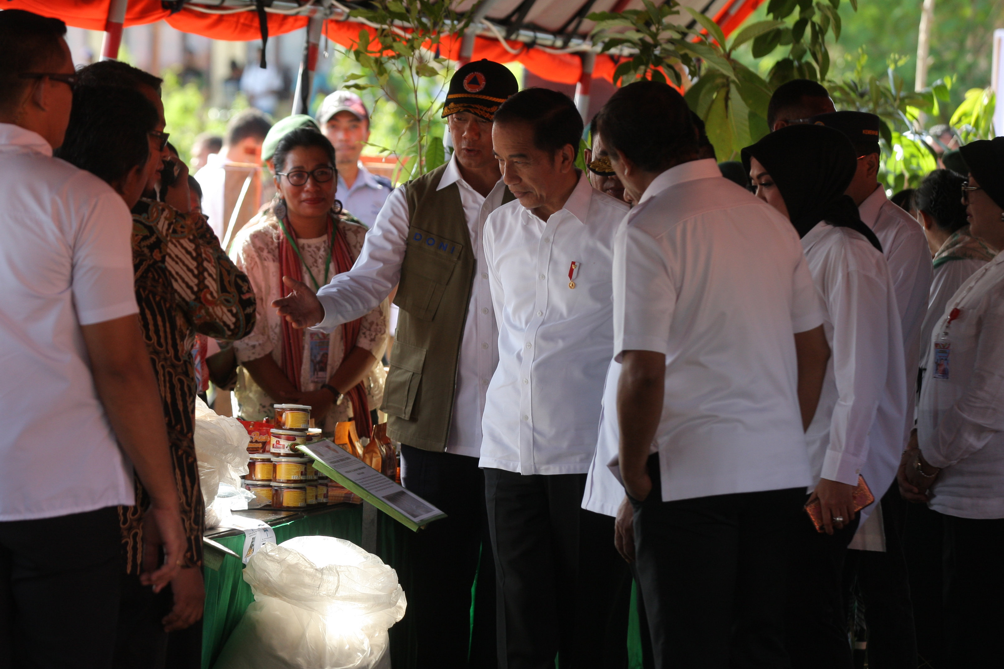Presiden Joko Widodo (tengah)  meninjau posko pengungsi gempa di Universitas Darussalam, Kabupaten Maluku Tengah.