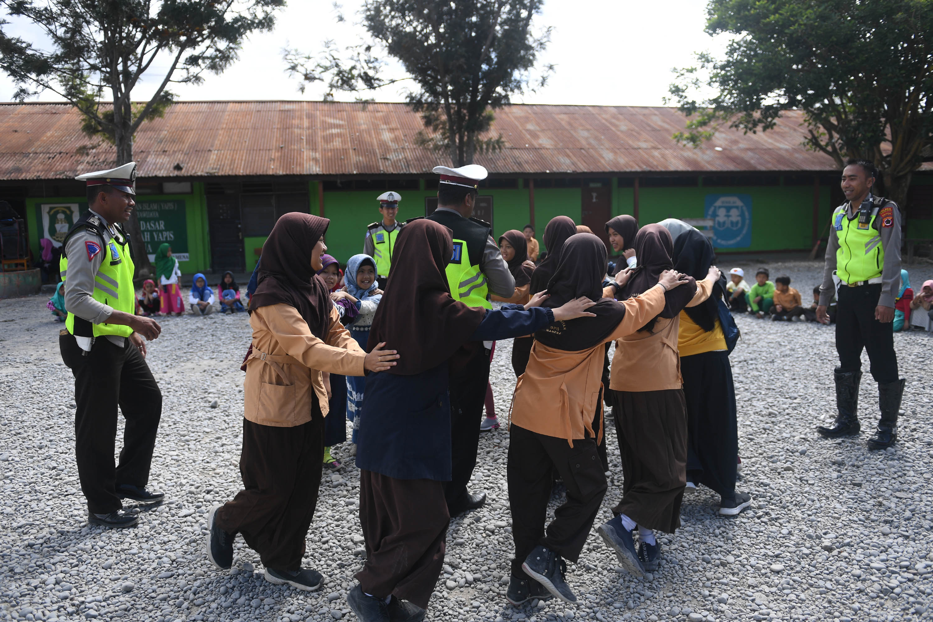  Anggota polisi bermain dengan siswa SD Yayasan Pendidikan Islam (Yapis) Kota Wamena, Kabupaten Jayawijaya, Papua, Sabtu (12/10).